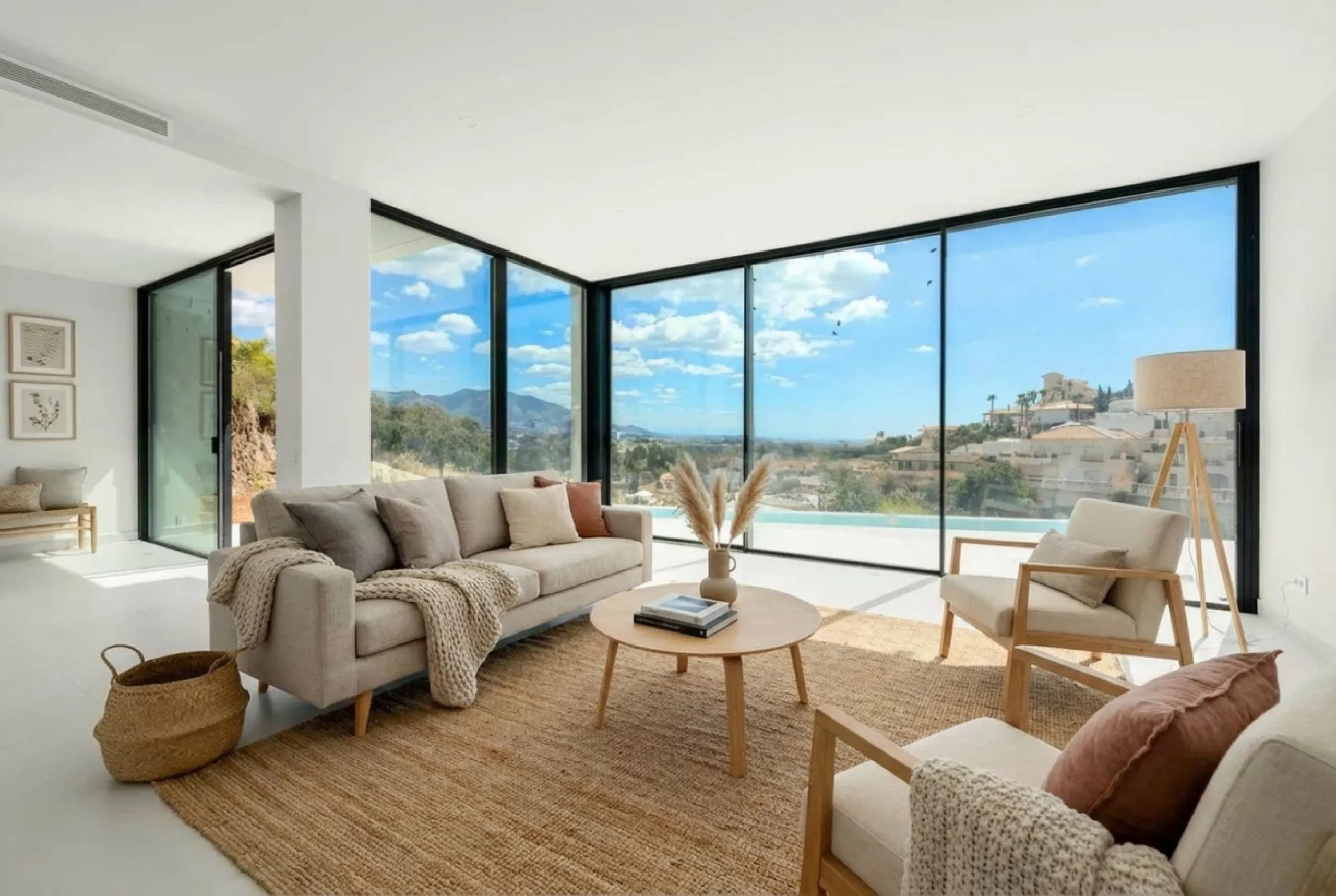 Brand new luxury and modern villa completed end of 2024 for sale in Cerros de Águila, Mijas from private owner. A stone throw away from the largest park in Málaga, parque Mijas.