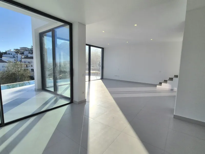 Brand new luxury and modern villa completed end of 2024 for sale in Cerros de Águila, Mijas from private owner. A stone throw away from the largest park in Málaga, parque Mijas.