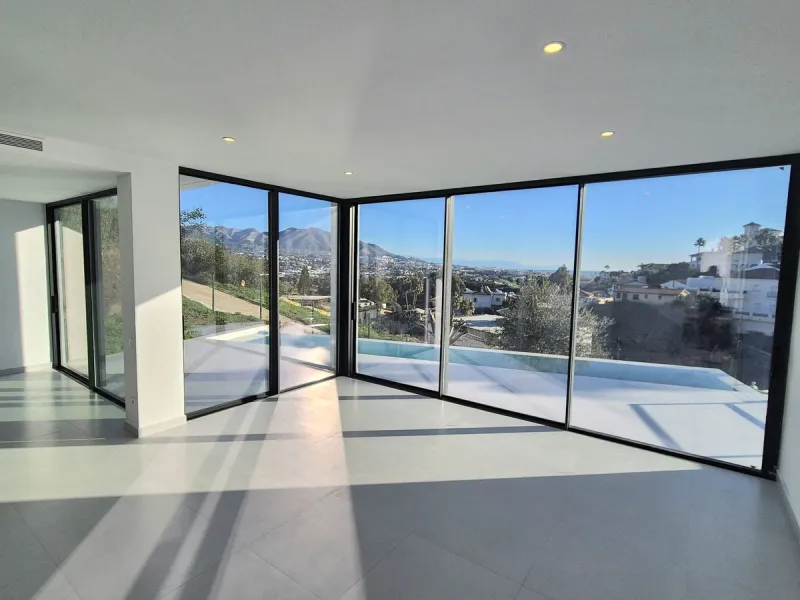 Brand new luxury and modern villa completed end of 2024 for sale in Cerros de Águila, Mijas from private owner. A stone throw away from the largest park in Málaga, parque Mijas.
