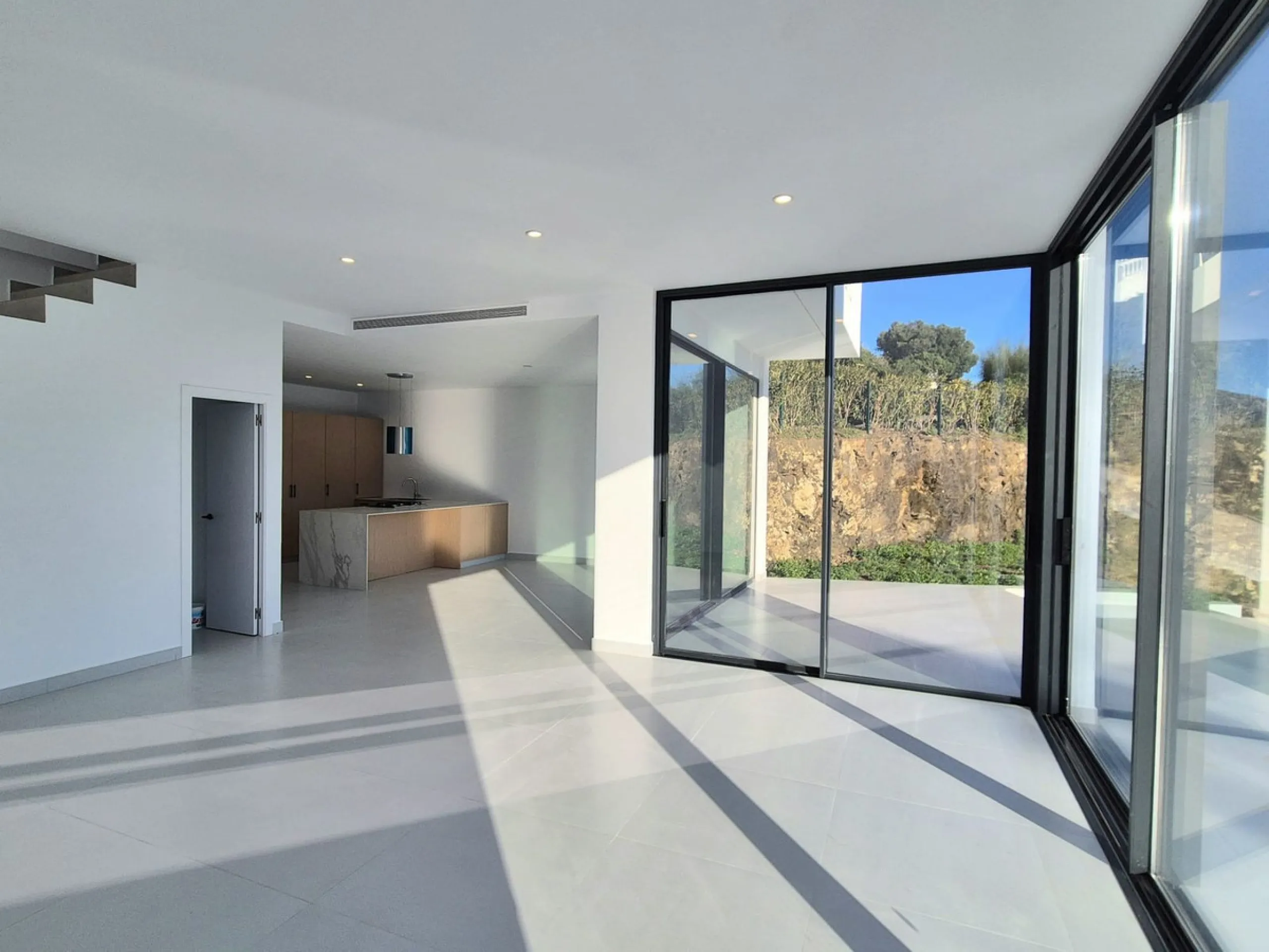 Brand new luxury and modern villa completed end of 2024 for sale in Cerros de Águila, Mijas from private owner. A stone throw away from the largest park in Málaga, parque Mijas.