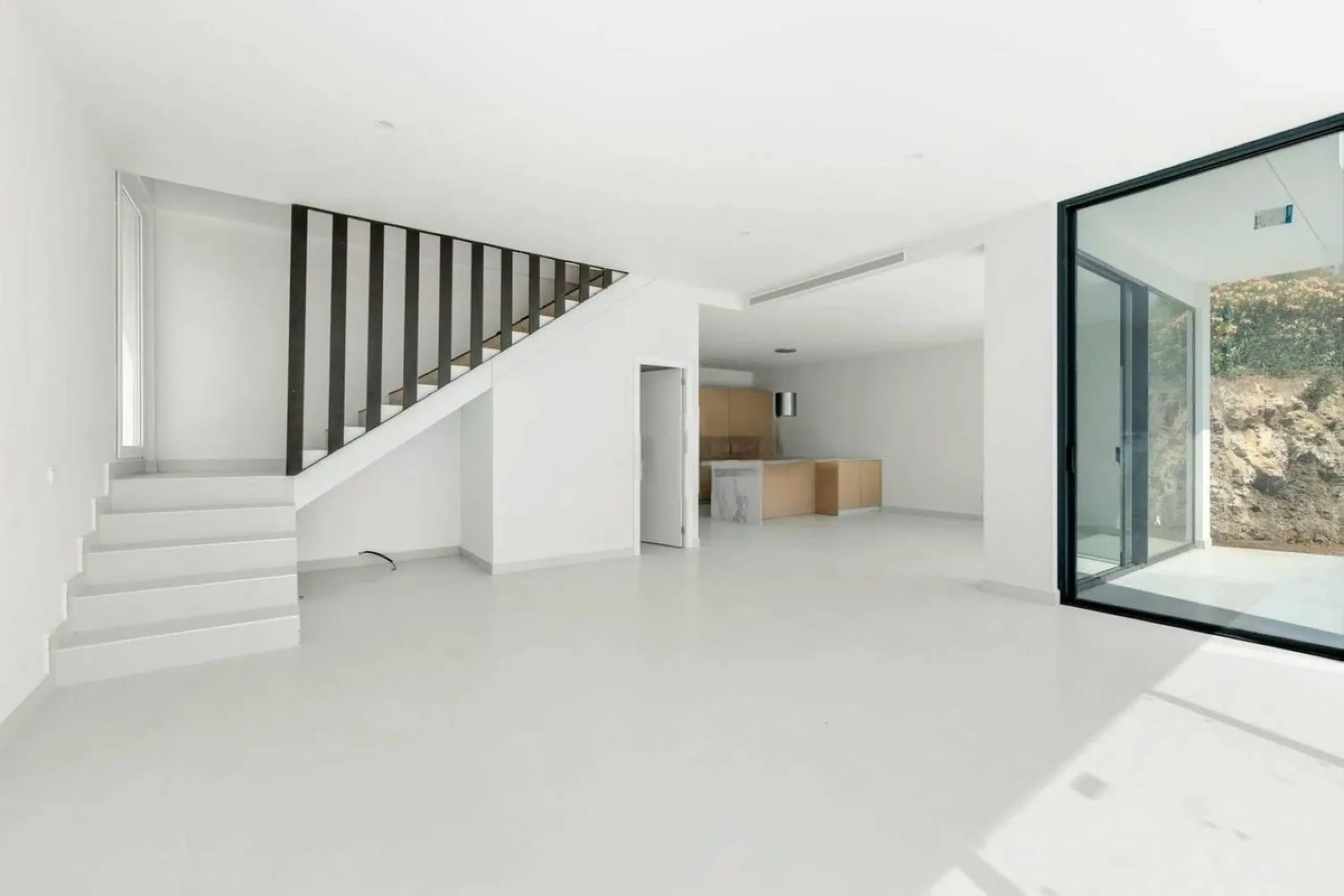 Brand new luxury and modern villa completed end of 2024 for sale in Cerros de Águila, Mijas from private owner. A stone throw away from the largest park in Málaga, parque Mijas.