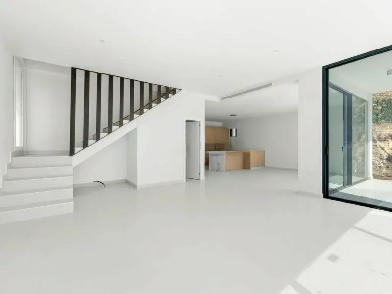 Brand new luxury and modern villa completed end of 2024 for sale in Cerros de Águila, Mijas from private owner. A stone throw away from the largest park in Málaga, parque Mijas.