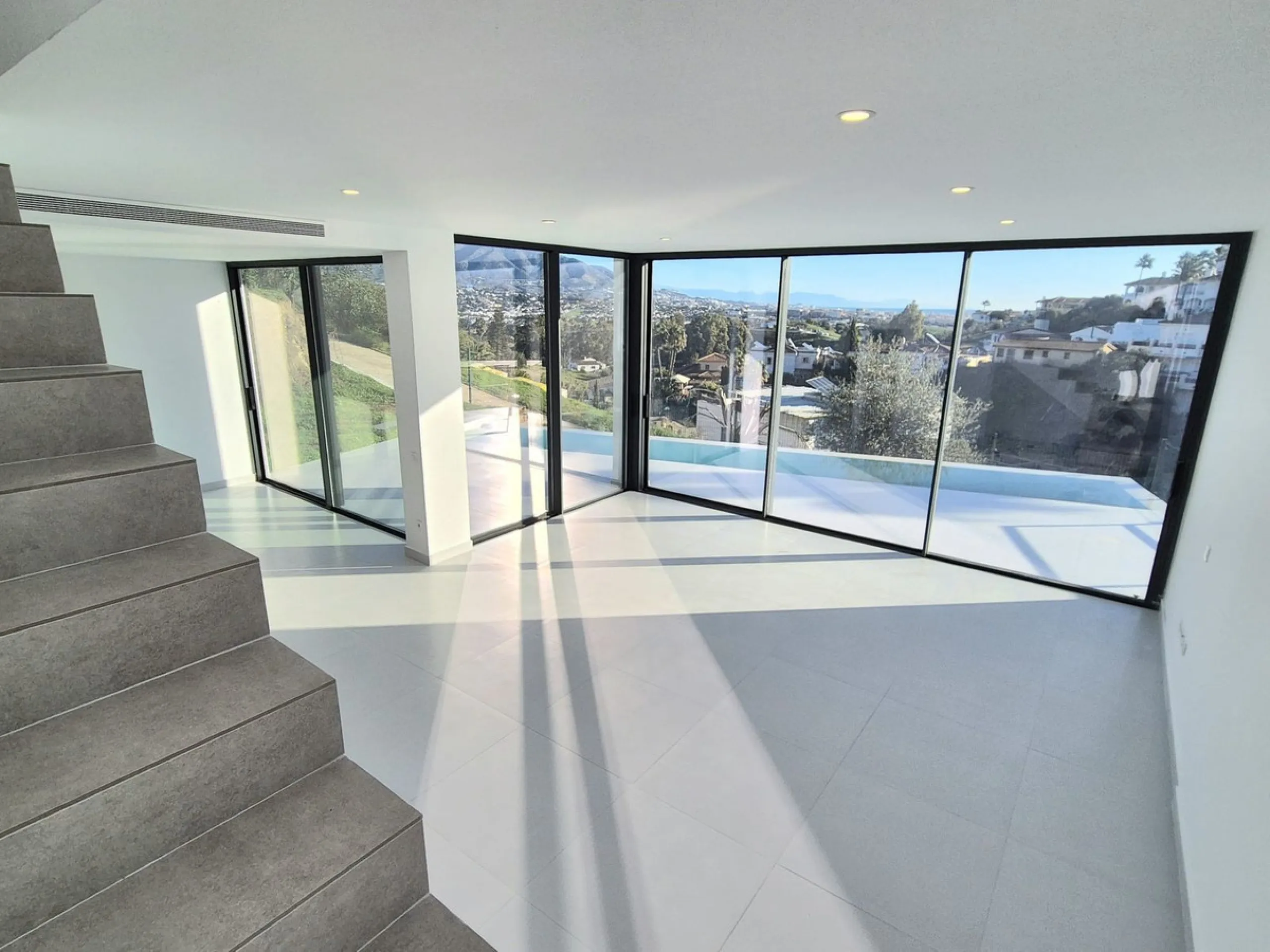Brand new luxury and modern villa completed end of 2024 for sale in Cerros de Águila, Mijas from private owner. A stone throw away from the largest park in Málaga, parque Mijas.