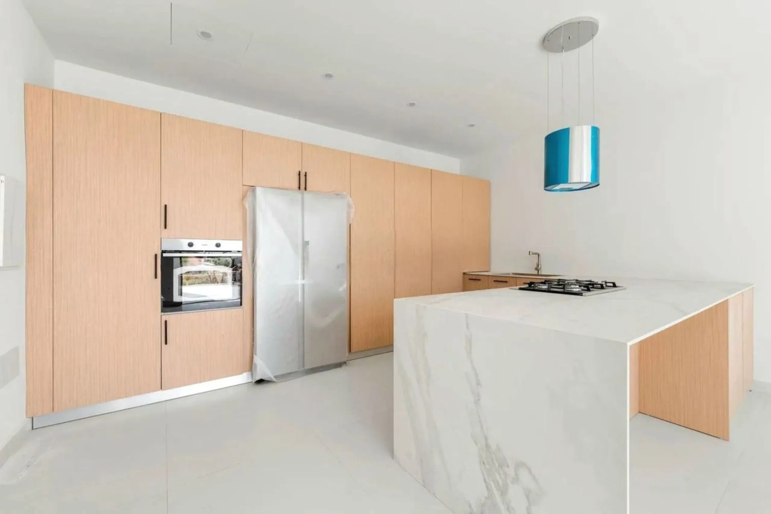 Brand new luxury and modern villa completed end of 2024 for sale in Cerros de Águila, Mijas from private owner. A stone throw away from the largest park in Málaga, parque Mijas.