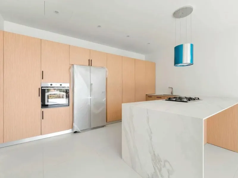 Brand new luxury and modern villa completed end of 2024 for sale in Cerros de Águila, Mijas from private owner. A stone throw away from the largest park in Málaga, parque Mijas.