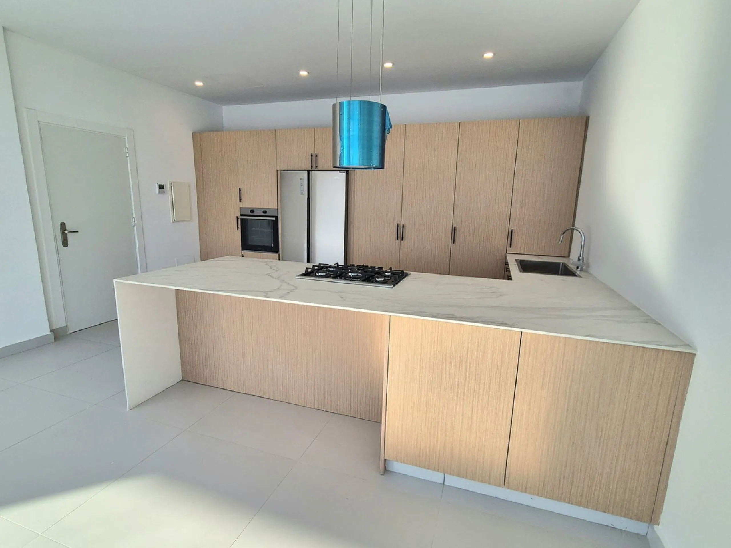 Brand new luxury and modern villa completed end of 2024 for sale in Cerros de Águila, Mijas from private owner. A stone throw away from the largest park in Málaga, parque Mijas.