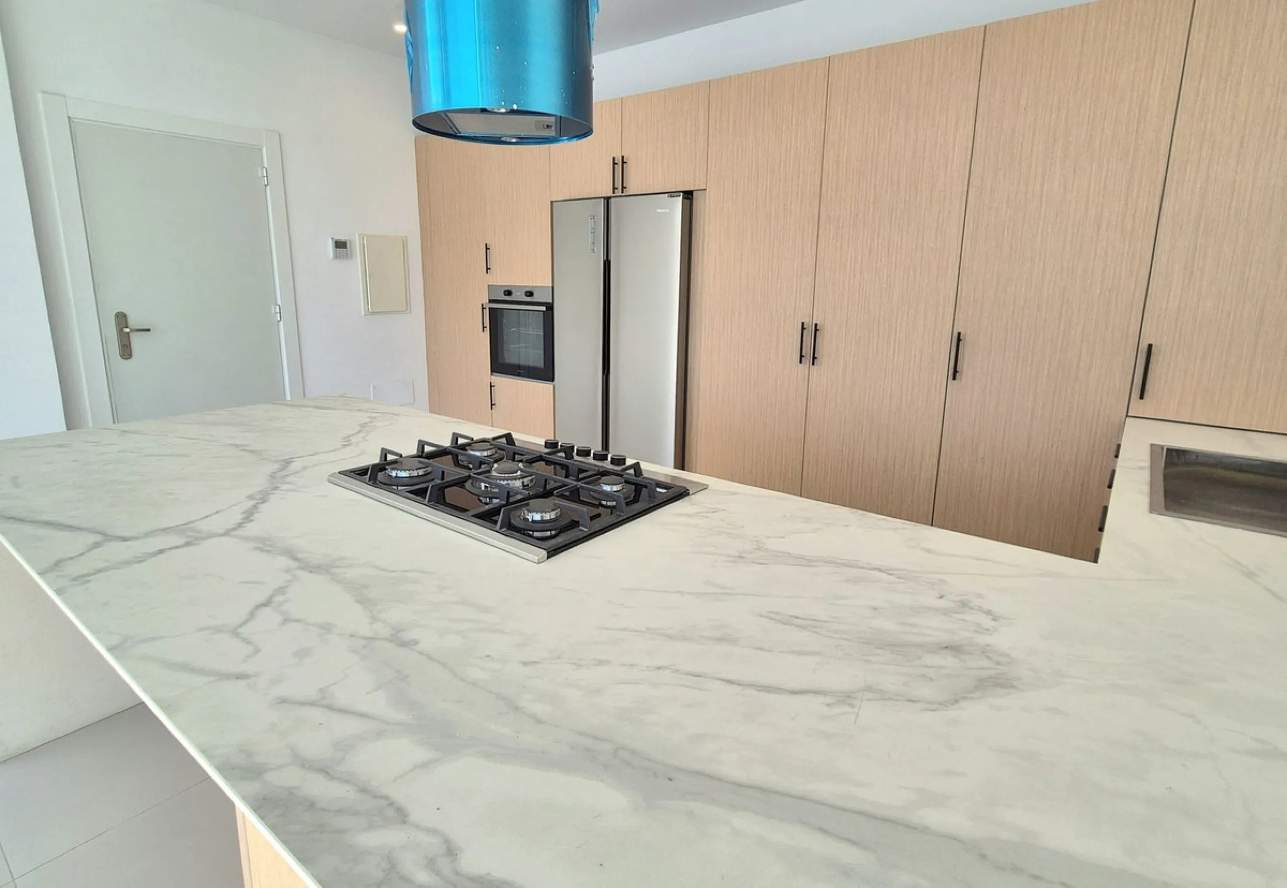 Brand new luxury and modern villa completed end of 2024 for sale in Cerros de Águila, Mijas from private owner. A stone throw away from the largest park in Málaga, parque Mijas.