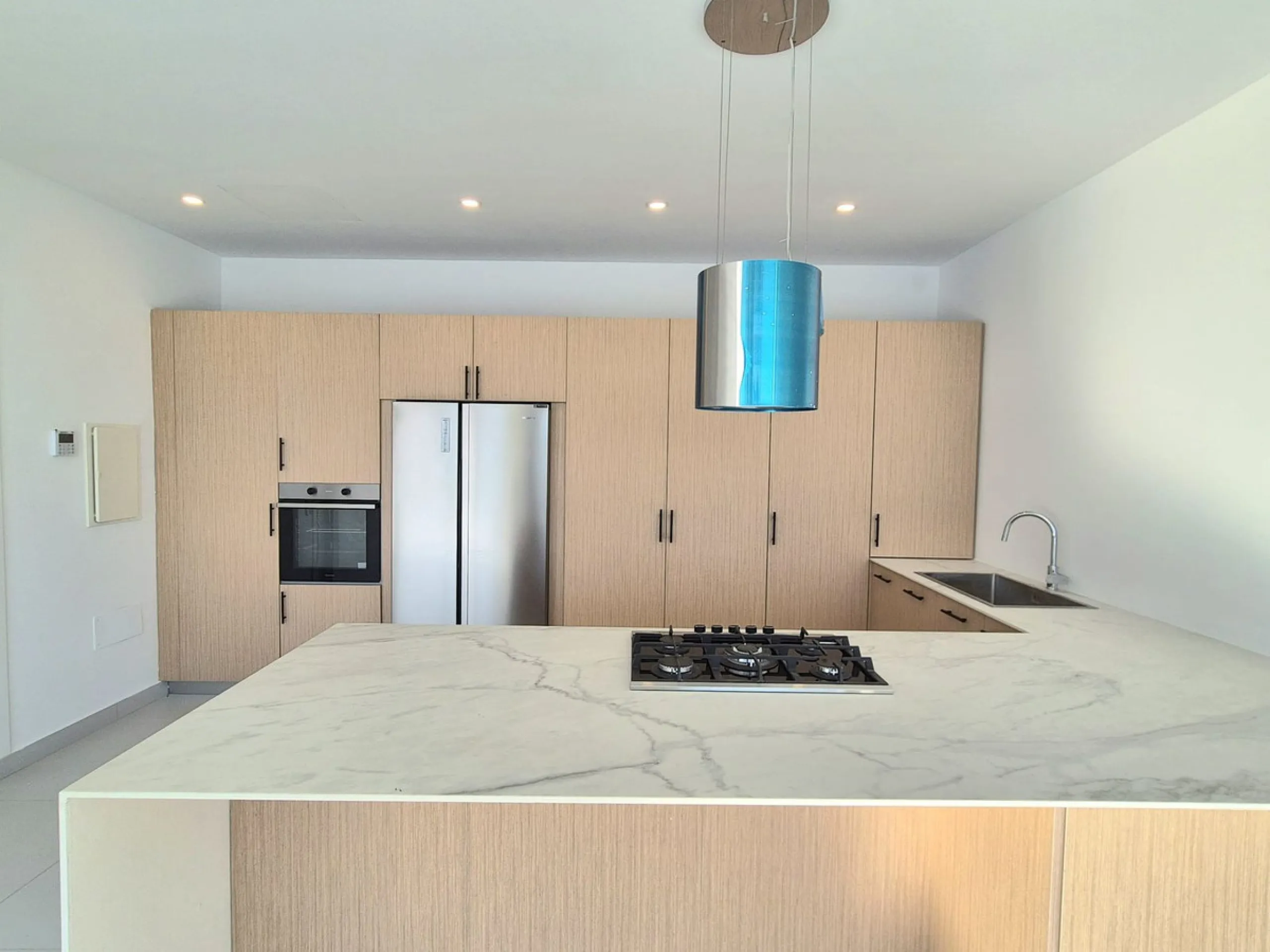 Brand new luxury and modern villa completed end of 2024 for sale in Cerros de Águila, Mijas from private owner. A stone throw away from the largest park in Málaga, parque Mijas.