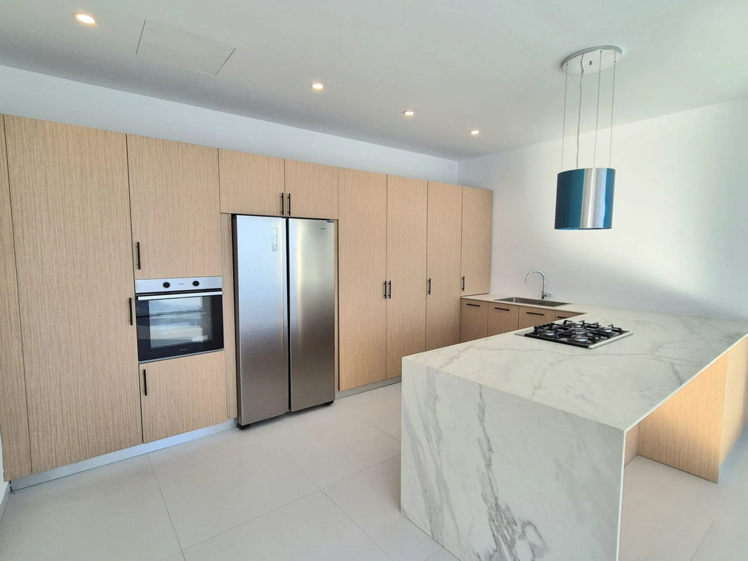 Brand new luxury and modern villa completed end of 2024 for sale in Cerros de Águila, Mijas from private owner. A stone throw away from the largest park in Málaga, parque Mijas.