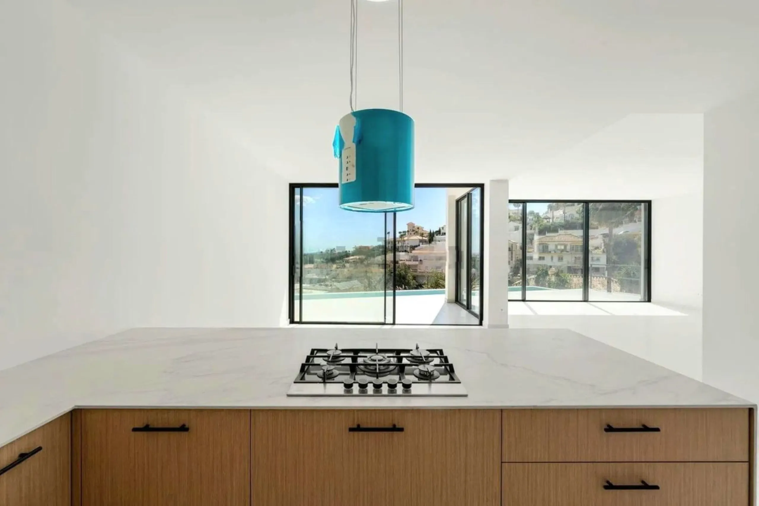 Brand new luxury and modern villa completed end of 2024 for sale in Cerros de Águila, Mijas from private owner. A stone throw away from the largest park in Málaga, parque Mijas.