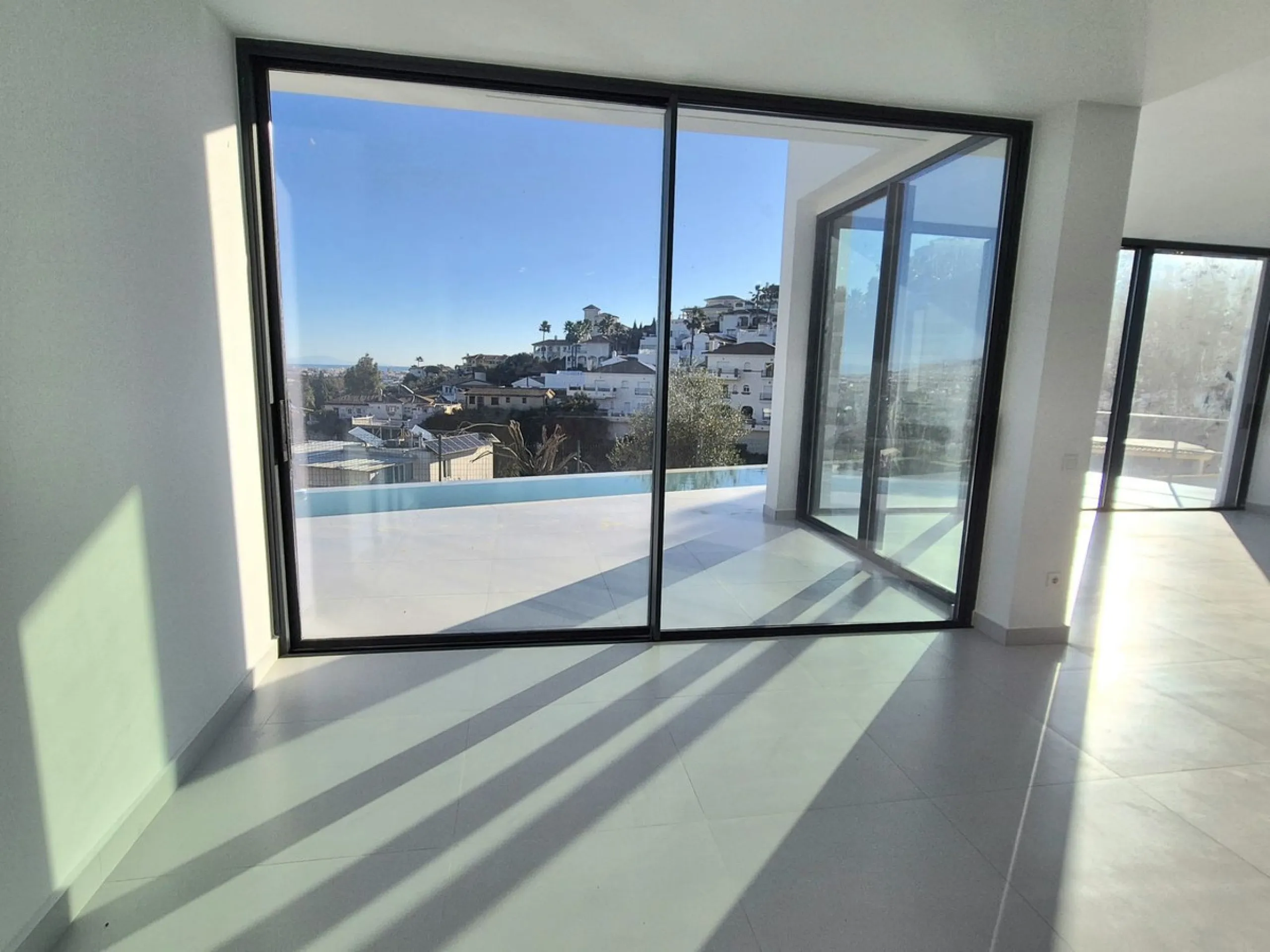 Brand new luxury and modern villa completed end of 2024 for sale in Cerros de Águila, Mijas from private owner. A stone throw away from the largest park in Málaga, parque Mijas.