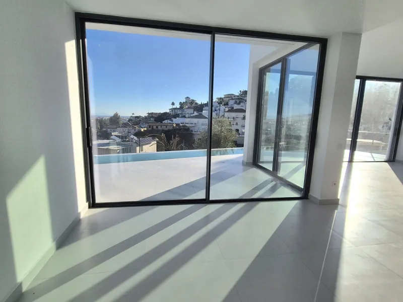 Brand new luxury and modern villa completed end of 2024 for sale in Cerros de Águila, Mijas from private owner. A stone throw away from the largest park in Málaga, parque Mijas.