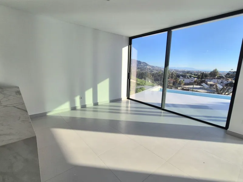 Brand new luxury and modern villa completed end of 2024 for sale in Cerros de Águila, Mijas from private owner. A stone throw away from the largest park in Málaga, parque Mijas.