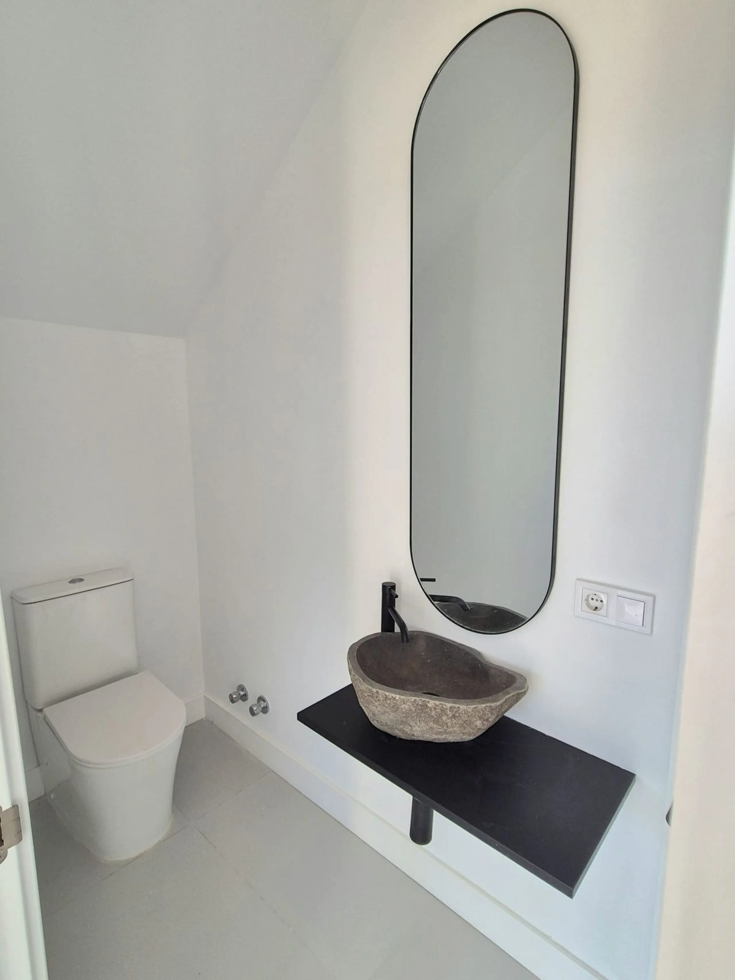 Brand new luxury and modern villa completed end of 2024 for sale in Cerros de Águila, Mijas from private owner. A stone throw away from the largest park in Málaga, parque Mijas.