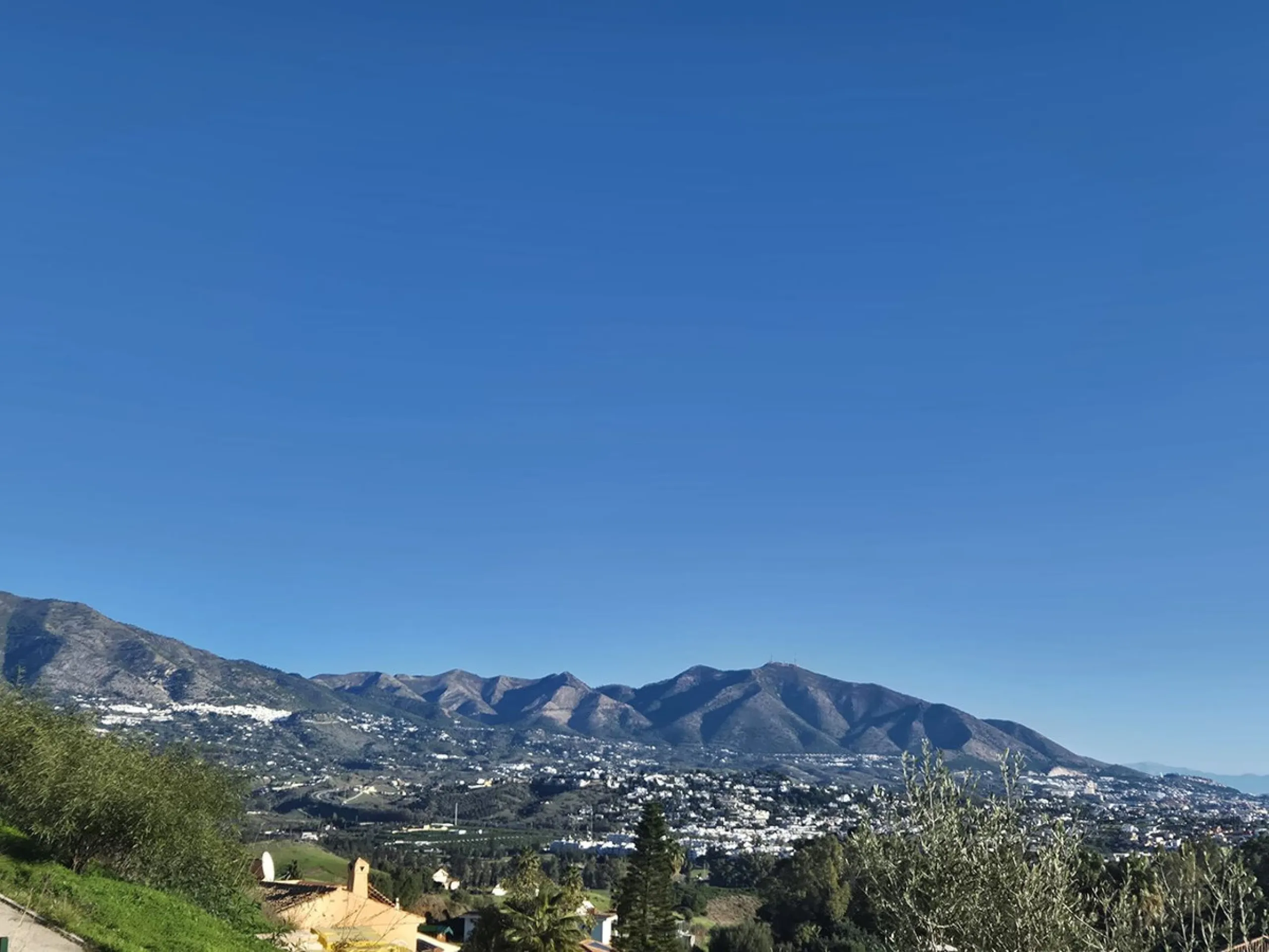 Brand new luxury and modern villa completed end of 2024 for sale in Cerros de Águila, Mijas from private owner. A stone throw away from the largest park in Málaga, parque Mijas.