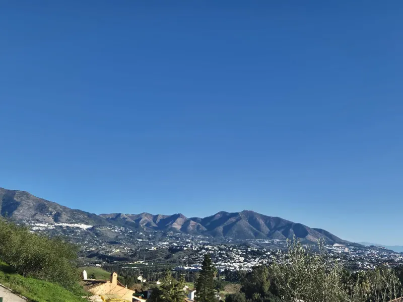 Brand new luxury and modern villa completed end of 2024 for sale in Cerros de Águila, Mijas from private owner. A stone throw away from the largest park in Málaga, parque Mijas.