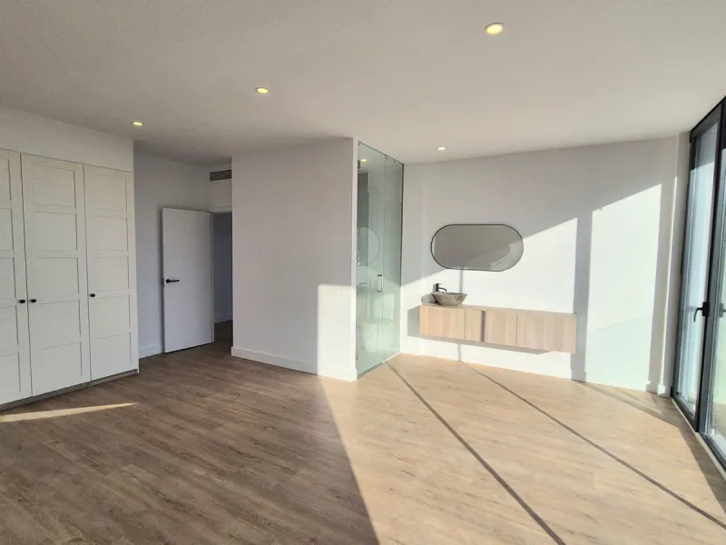 Brand new luxury and modern villa completed end of 2024 for sale in Cerros de Águila, Mijas from private owner. A stone throw away from the largest park in Málaga, parque Mijas.