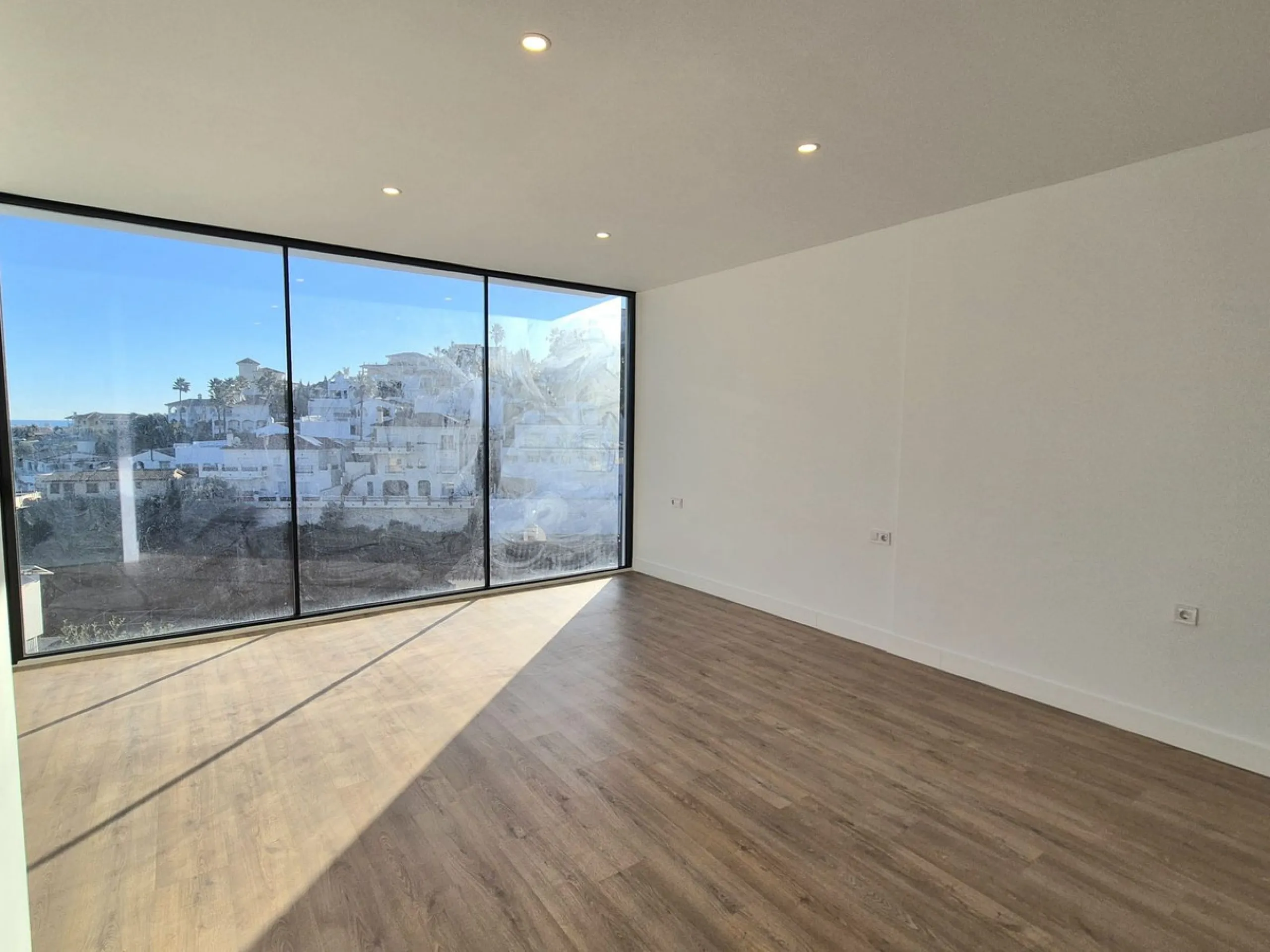 Brand new luxury and modern villa completed end of 2024 for sale in Cerros de Águila, Mijas from private owner. A stone throw away from the largest park in Málaga, parque Mijas.