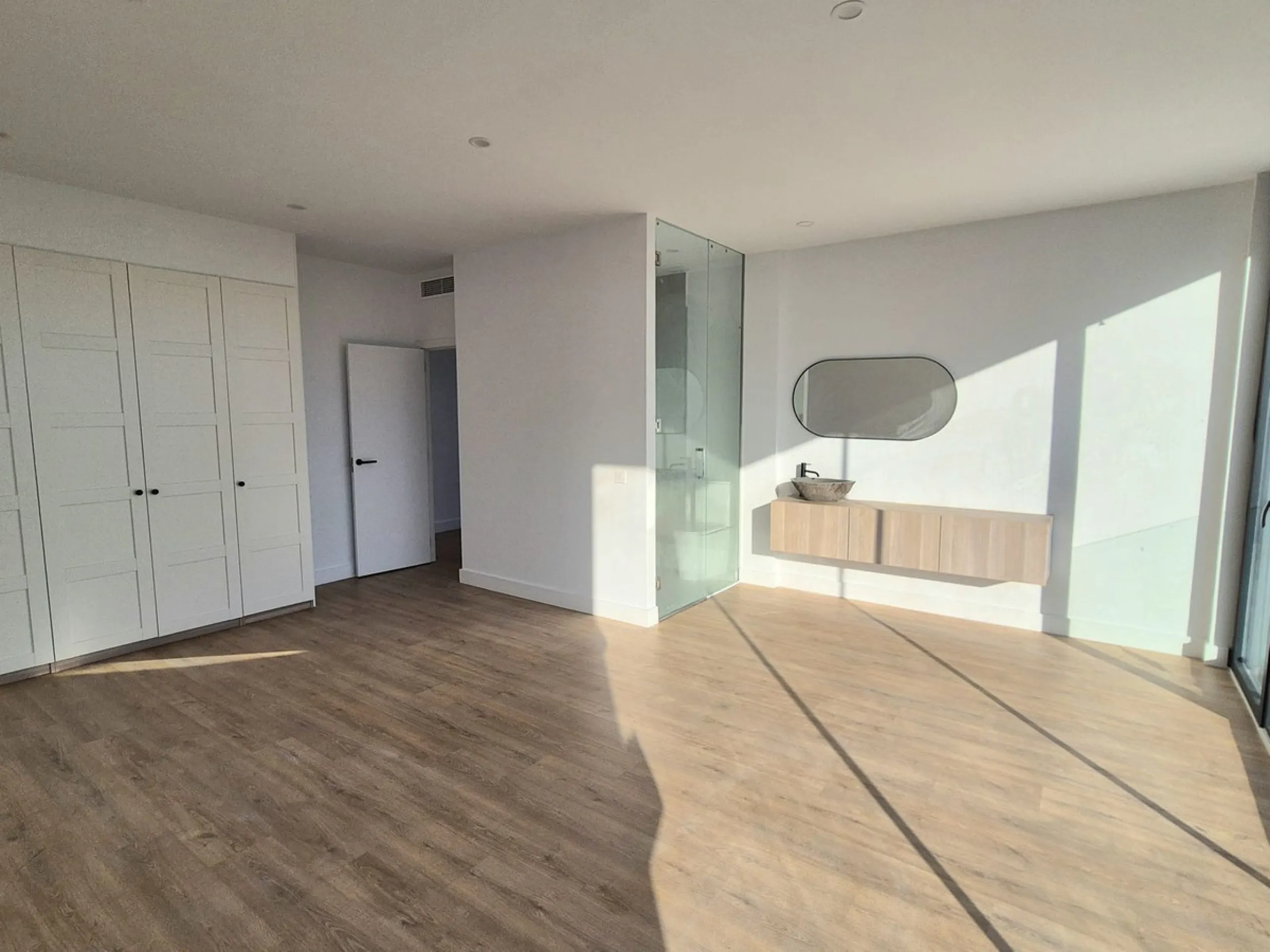Brand new luxury and modern villa completed end of 2024 for sale in Cerros de Águila, Mijas from private owner. A stone throw away from the largest park in Málaga, parque Mijas.
