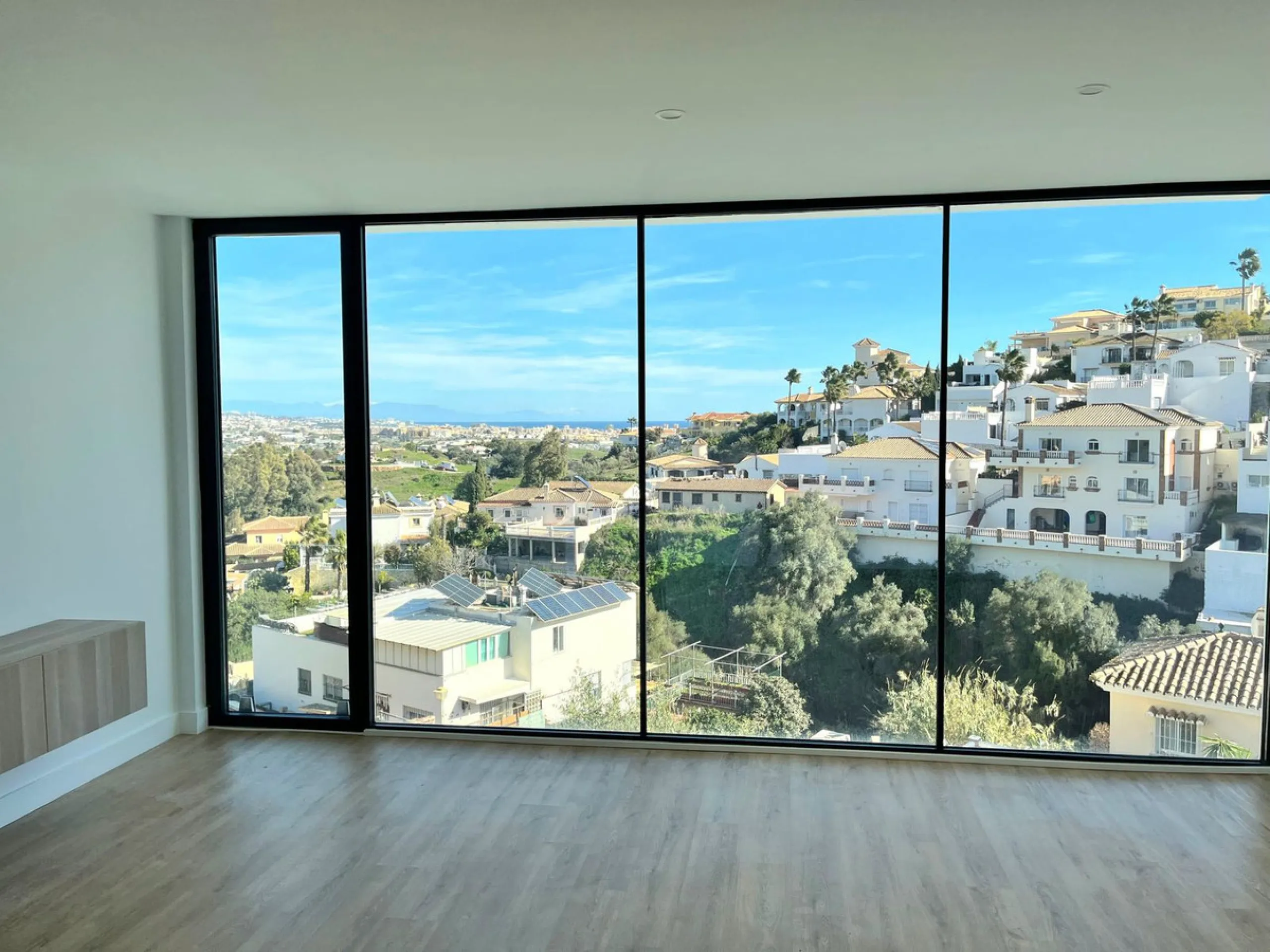 Brand new luxury and modern villa completed end of 2024 for sale in Cerros de Águila, Mijas from private owner. A stone throw away from the largest park in Málaga, parque Mijas.