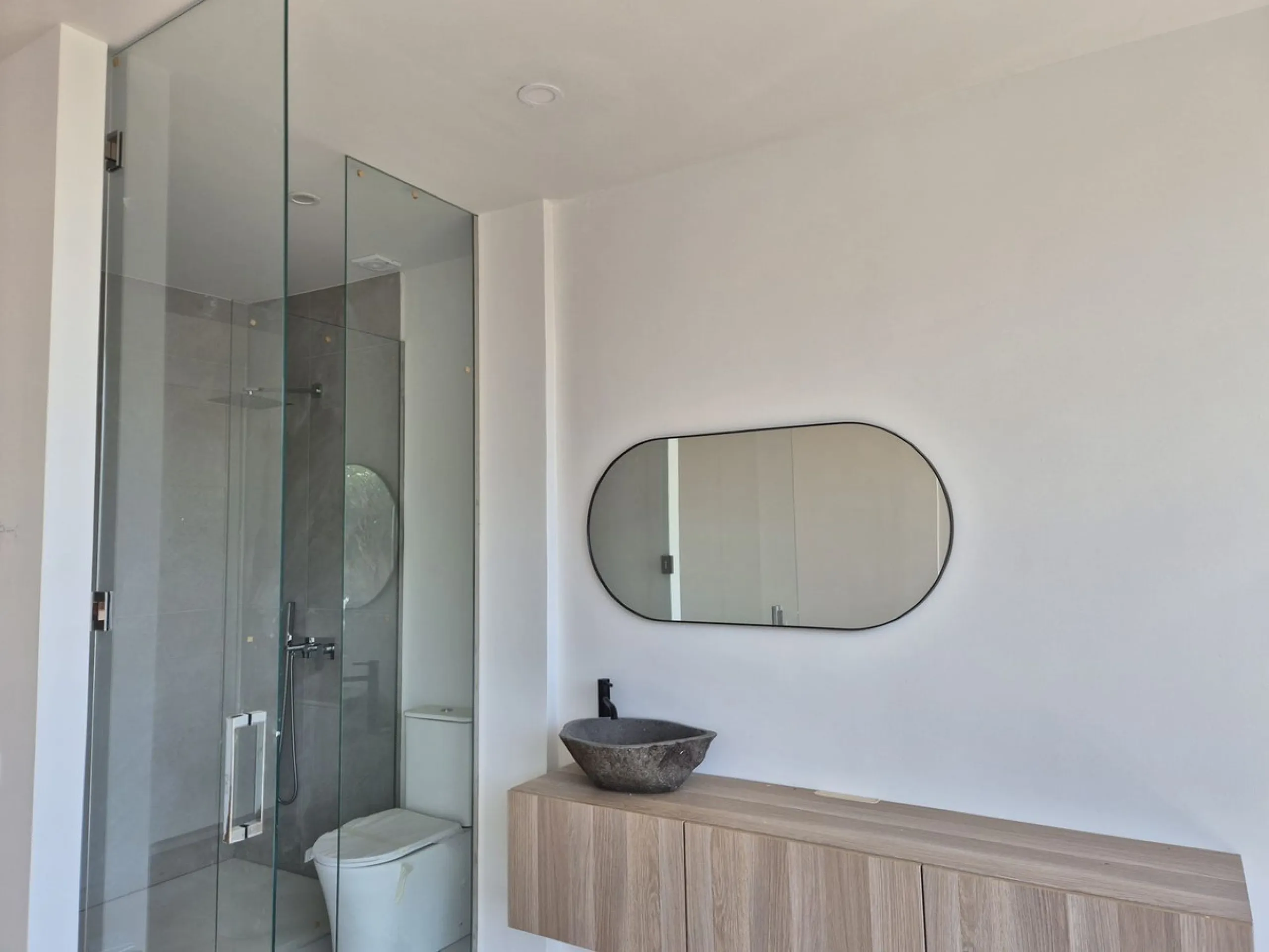 Brand new luxury and modern villa completed end of 2024 for sale in Cerros de Águila, Mijas from private owner. A stone throw away from the largest park in Málaga, parque Mijas.