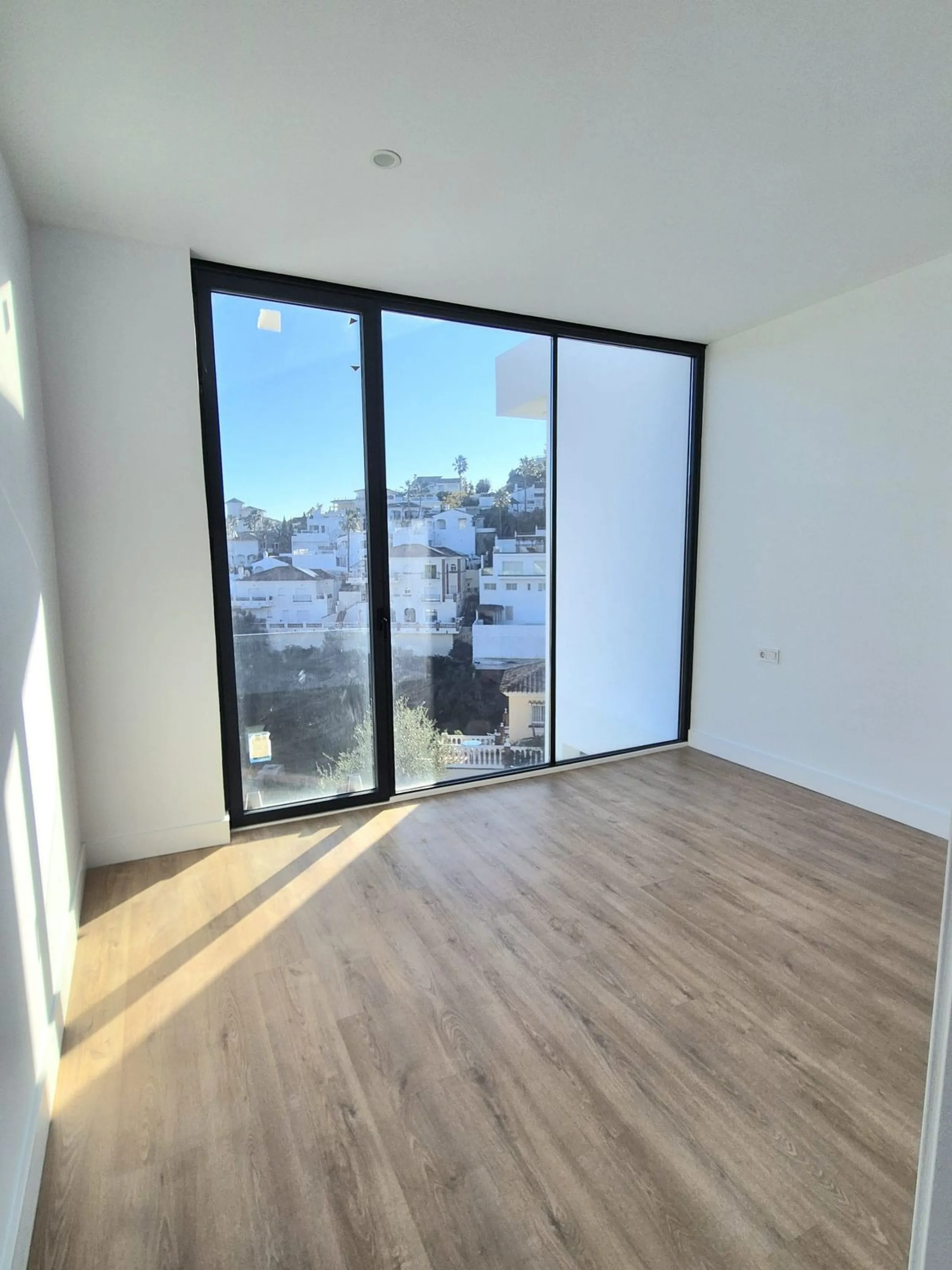 Brand new luxury and modern villa completed end of 2024 for sale in Cerros de Águila, Mijas from private owner. A stone throw away from the largest park in Málaga, parque Mijas.