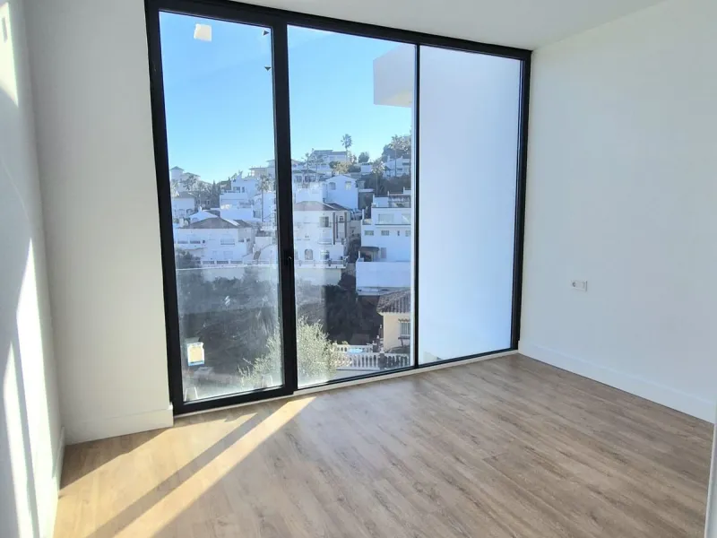 Brand new luxury and modern villa completed end of 2024 for sale in Cerros de Águila, Mijas from private owner. A stone throw away from the largest park in Málaga, parque Mijas.