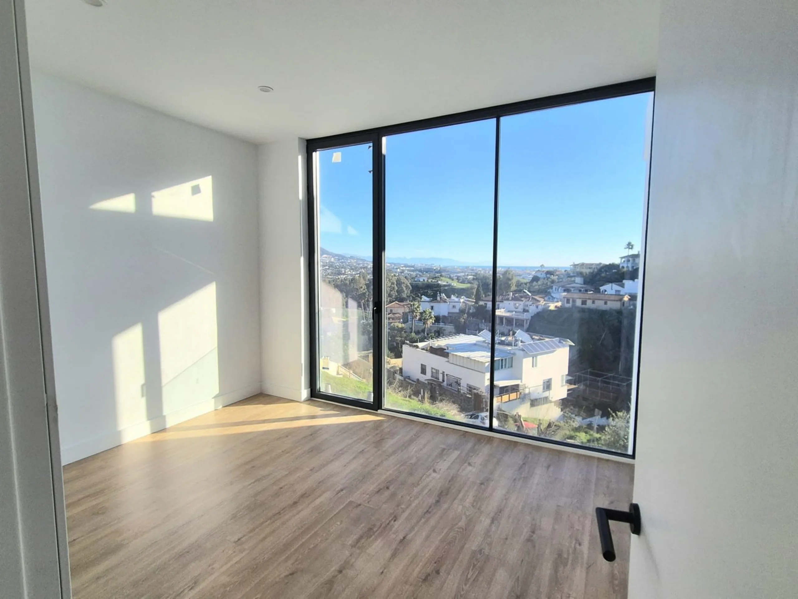 Brand new luxury and modern villa completed end of 2024 for sale in Cerros de Águila, Mijas from private owner. A stone throw away from the largest park in Málaga, parque Mijas.