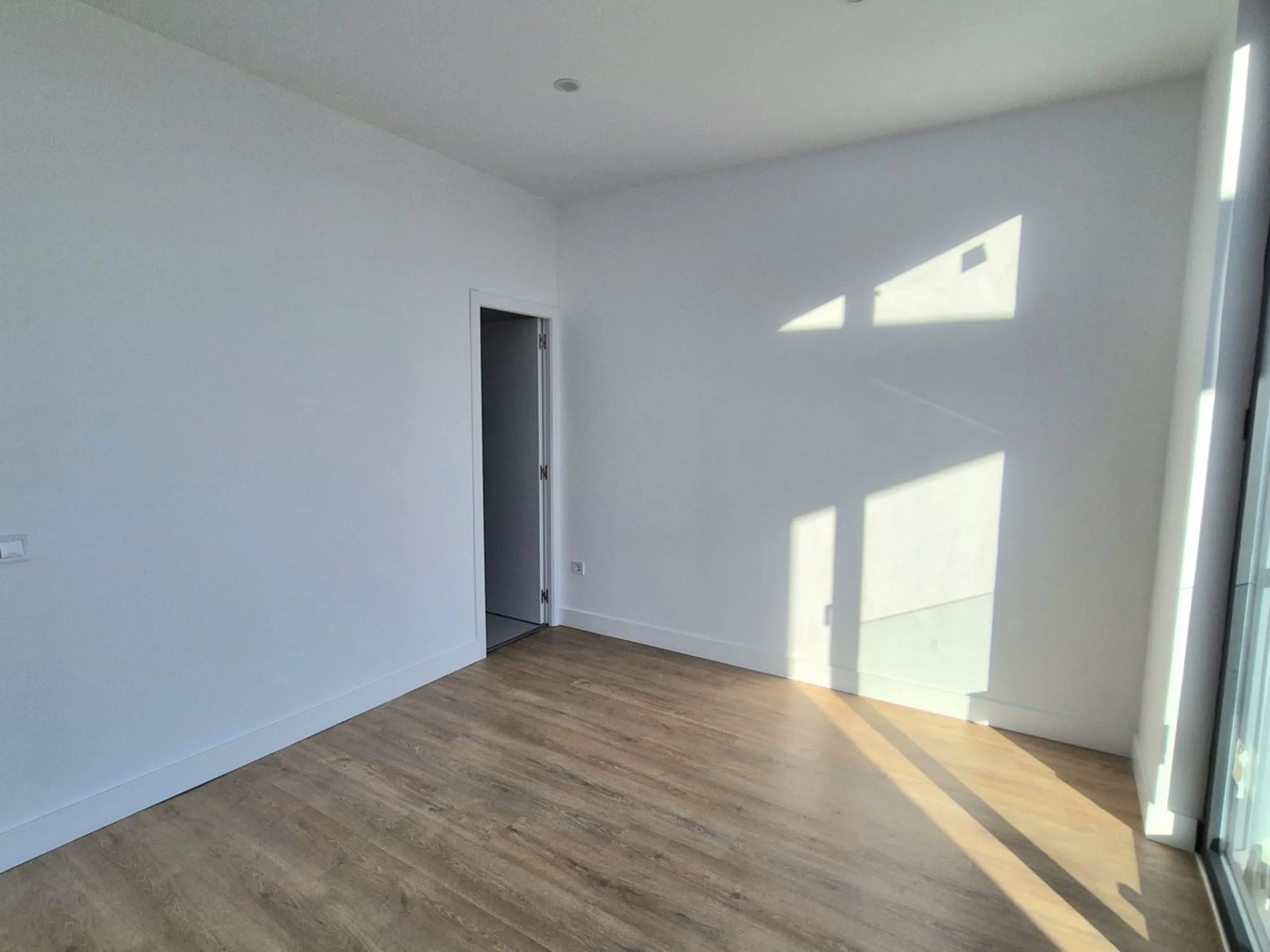 Brand new luxury and modern villa completed end of 2024 for sale in Cerros de Águila, Mijas from private owner. A stone throw away from the largest park in Málaga, parque Mijas.