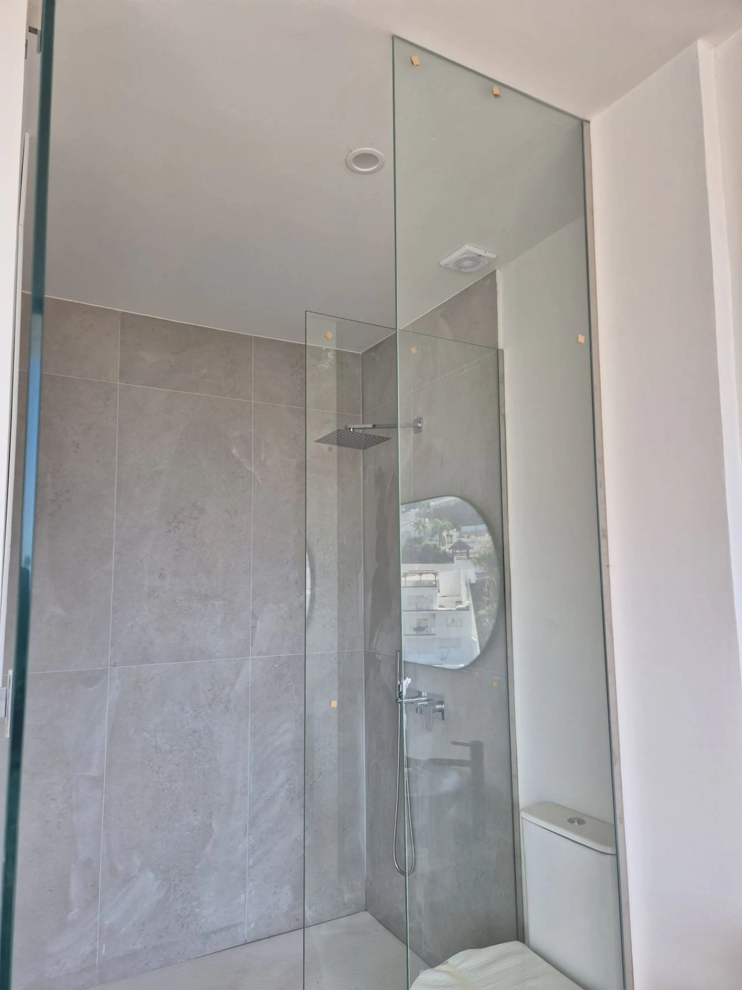Brand new luxury and modern villa completed end of 2024 for sale in Cerros de Águila, Mijas from private owner. A stone throw away from the largest park in Málaga, parque Mijas.
