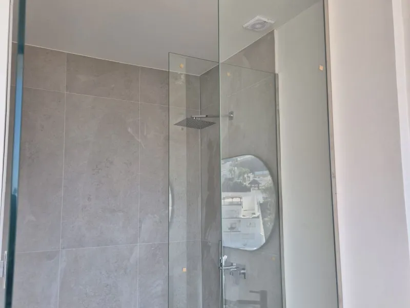 Brand new luxury and modern villa completed end of 2024 for sale in Cerros de Águila, Mijas from private owner. A stone throw away from the largest park in Málaga, parque Mijas.