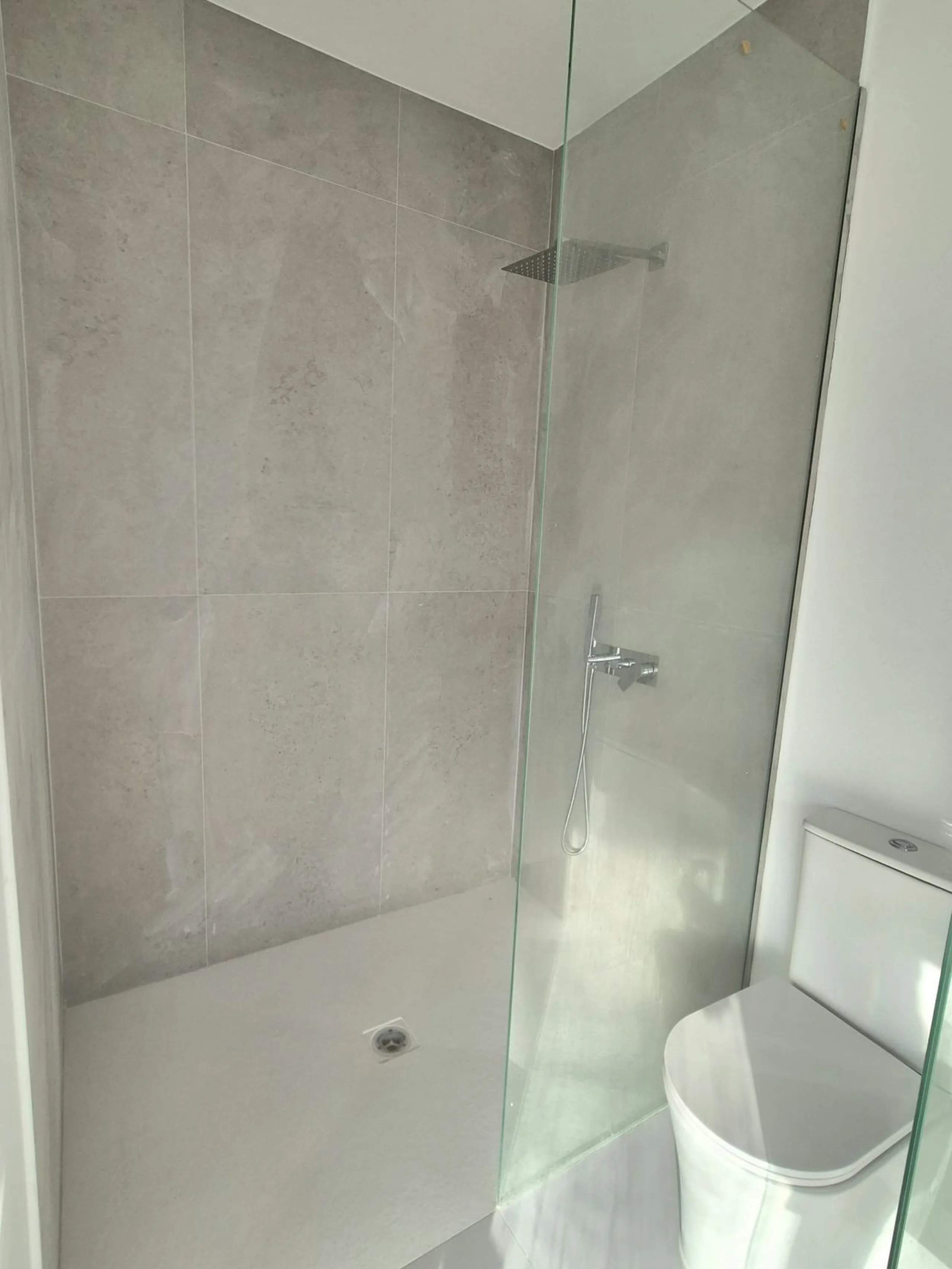 Brand new luxury and modern villa completed end of 2024 for sale in Cerros de Águila, Mijas from private owner. A stone throw away from the largest park in Málaga, parque Mijas.