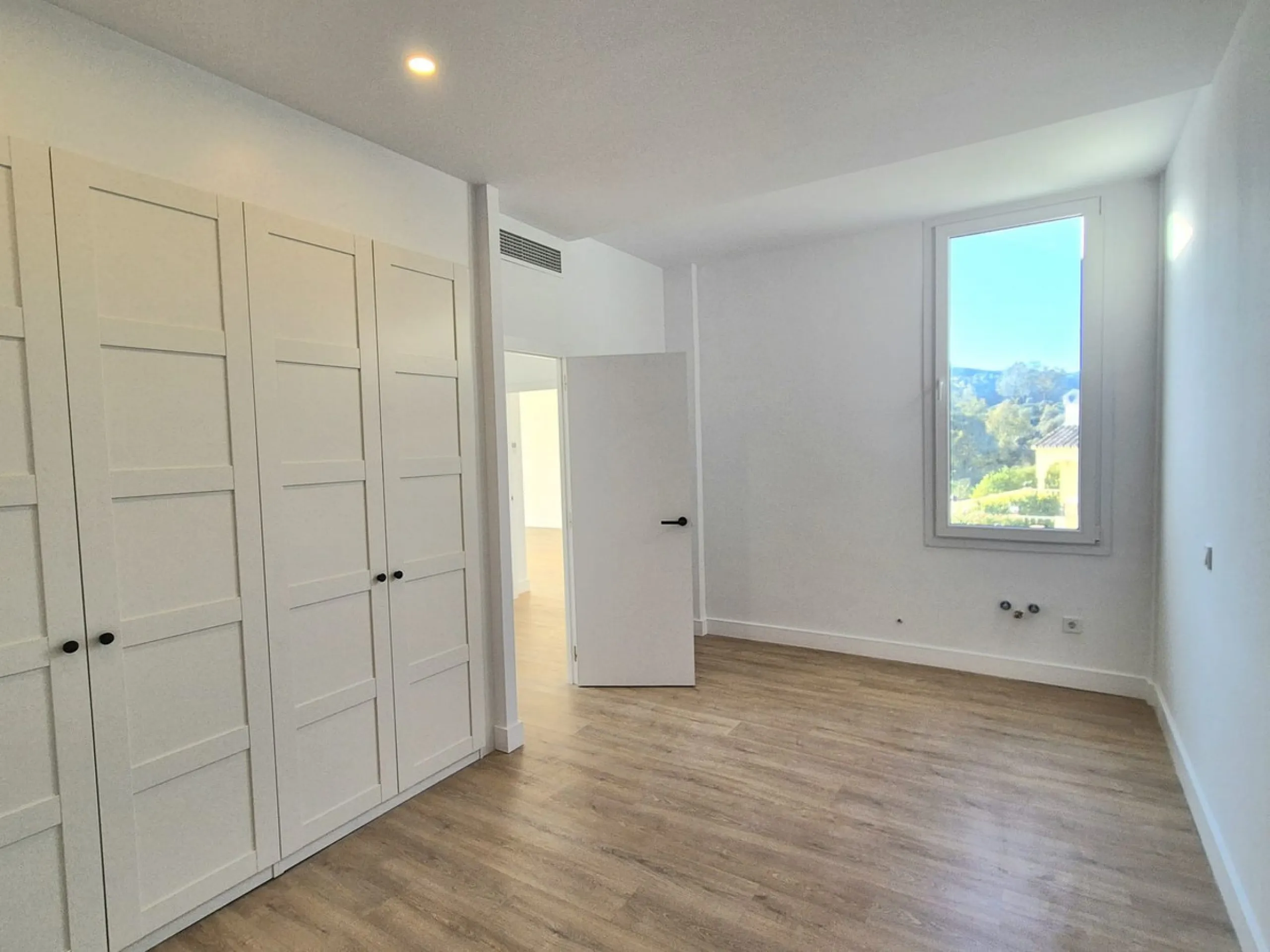 Brand new luxury and modern villa completed end of 2024 for sale in Cerros de Águila, Mijas from private owner. A stone throw away from the largest park in Málaga, parque Mijas.