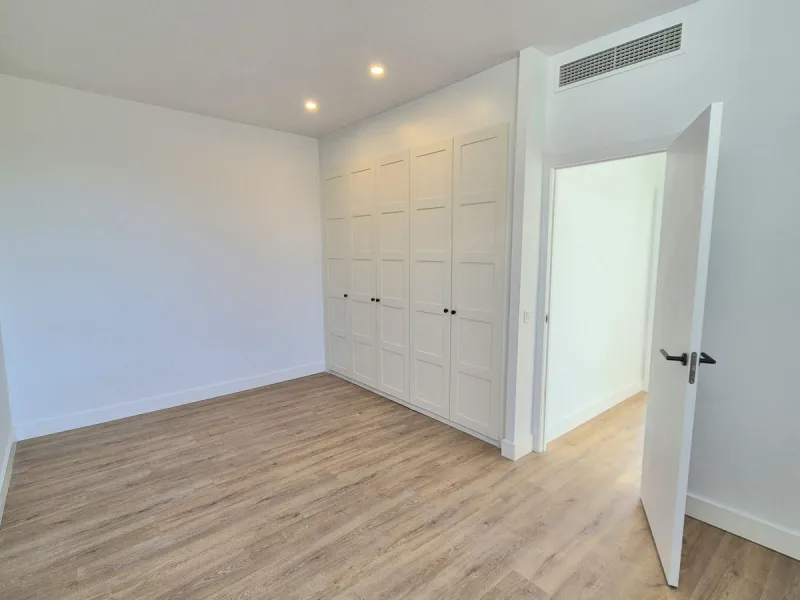 Brand new luxury and modern villa completed end of 2024 for sale in Cerros de Águila, Mijas from private owner. A stone throw away from the largest park in Málaga, parque Mijas.