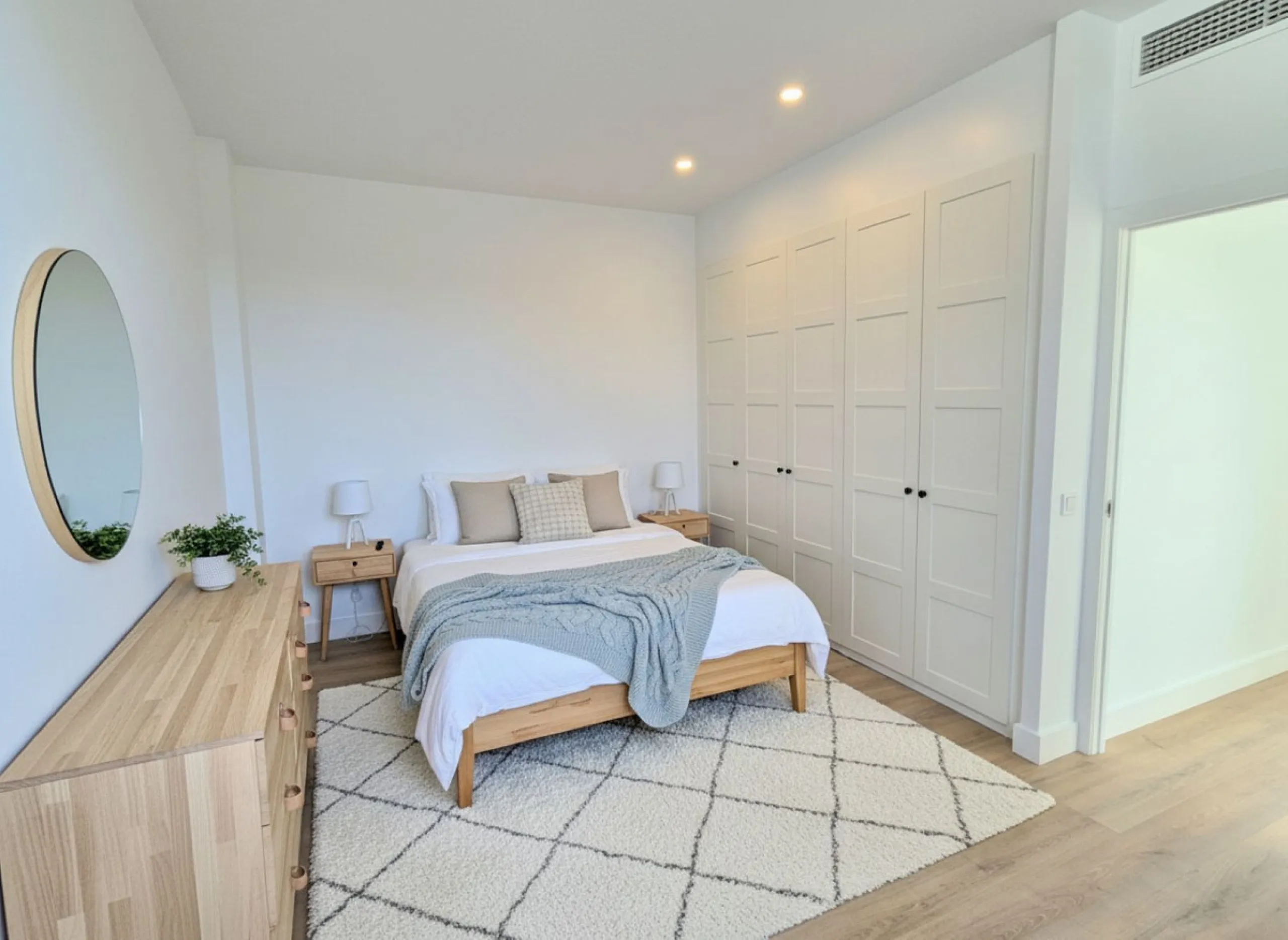 Brand new luxury and modern villa completed end of 2024 for sale in Cerros de Águila, Mijas from private owner. A stone throw away from the largest park in Málaga, parque Mijas.