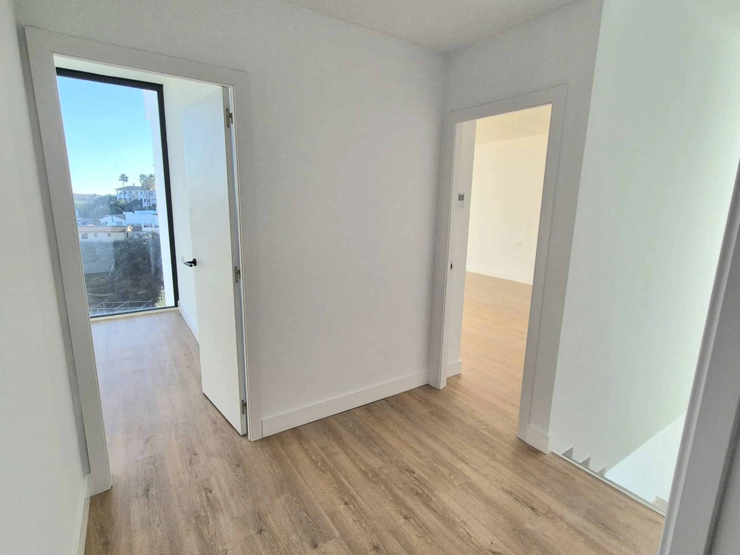Brand new luxury and modern villa completed end of 2024 for sale in Cerros de Águila, Mijas from private owner. A stone throw away from the largest park in Málaga, parque Mijas.