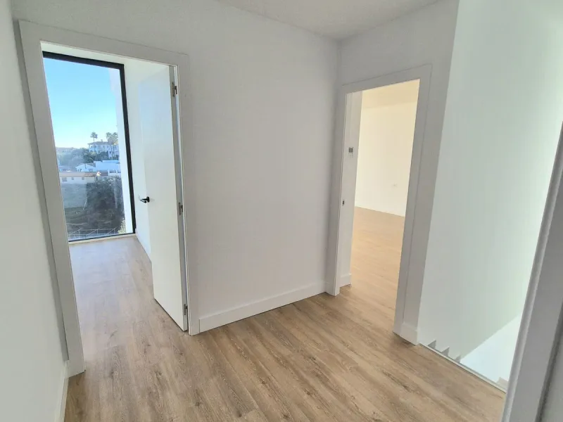 Brand new luxury and modern villa completed end of 2024 for sale in Cerros de Águila, Mijas from private owner. A stone throw away from the largest park in Málaga, parque Mijas.