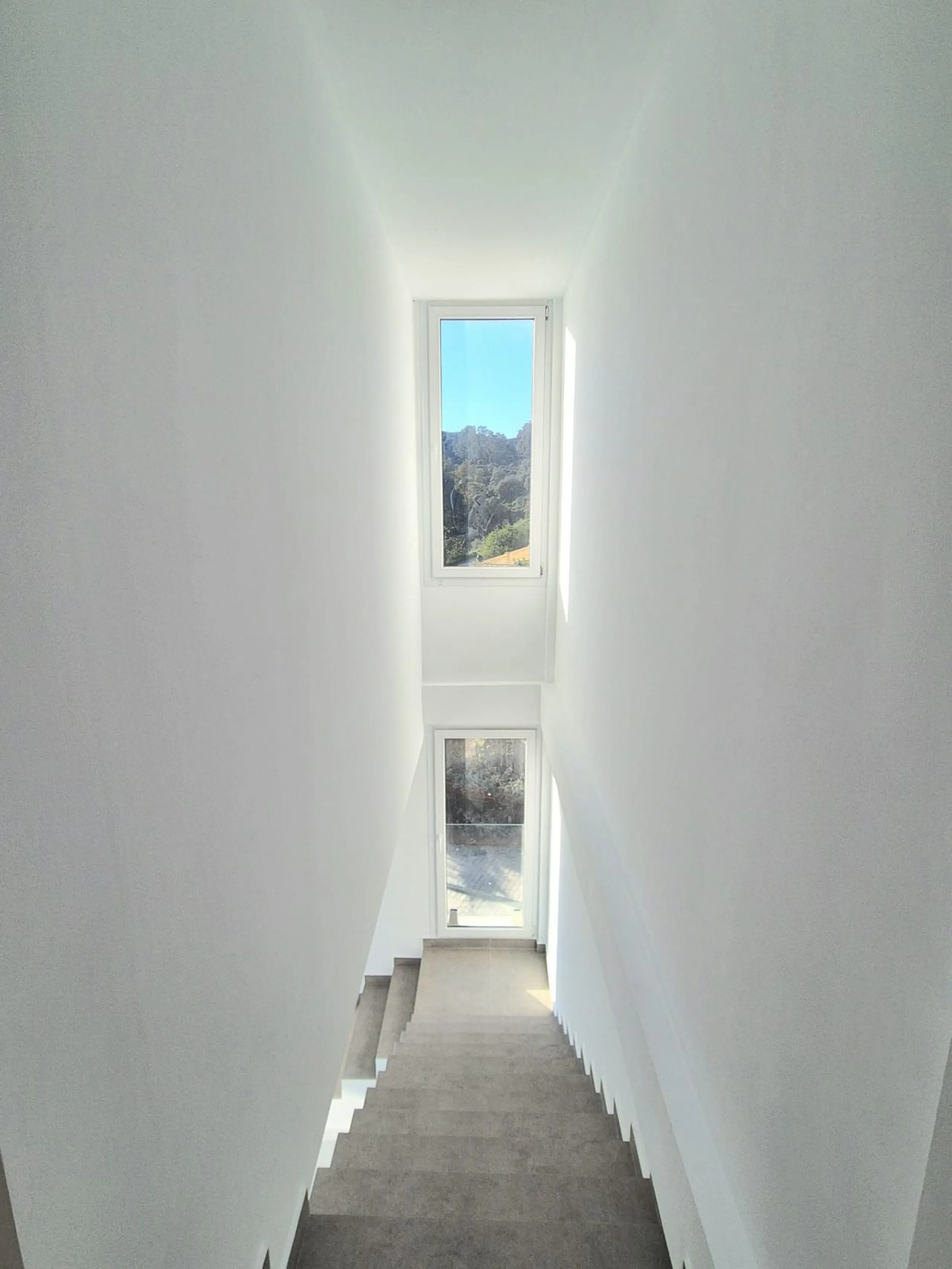 Brand new luxury and modern villa completed end of 2024 for sale in Cerros de Águila, Mijas from private owner. A stone throw away from the largest park in Málaga, parque Mijas.