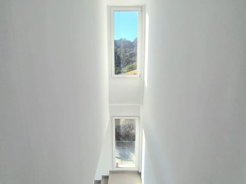 Brand new luxury and modern villa completed end of 2024 for sale in Cerros de Águila, Mijas from private owner. A stone throw away from the largest park in Málaga, parque Mijas.