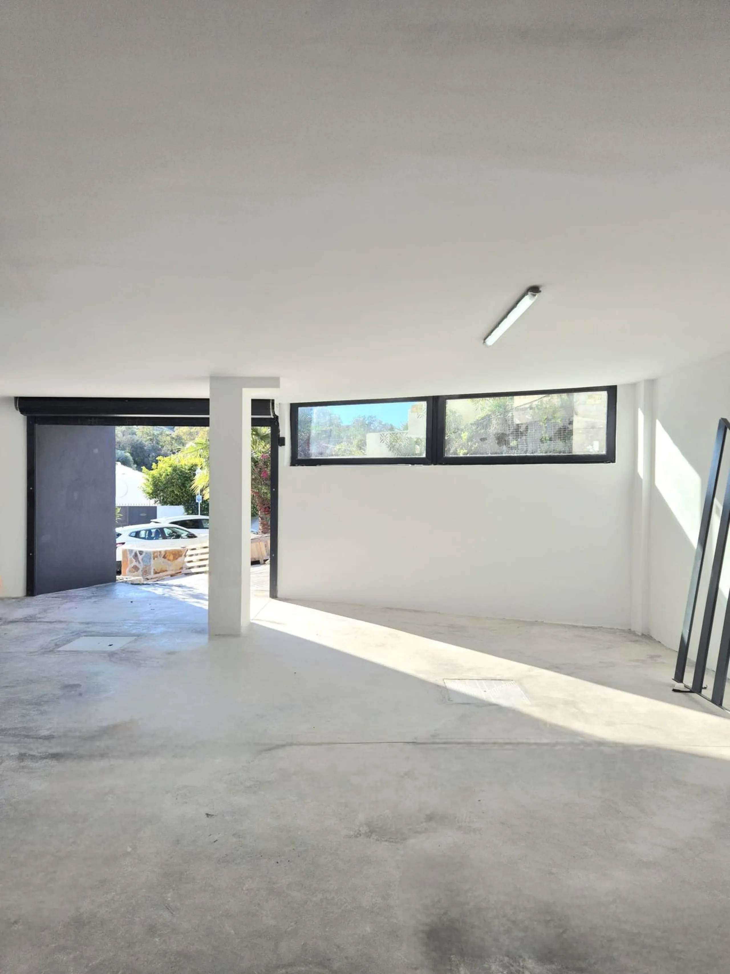 Brand new luxury and modern villa completed end of 2024 for sale in Cerros de Águila, Mijas from private owner. A stone throw away from the largest park in Málaga, parque Mijas.