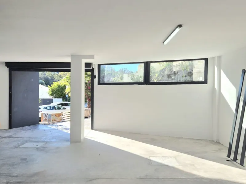Brand new luxury and modern villa completed end of 2024 for sale in Cerros de Águila, Mijas from private owner. A stone throw away from the largest park in Málaga, parque Mijas.