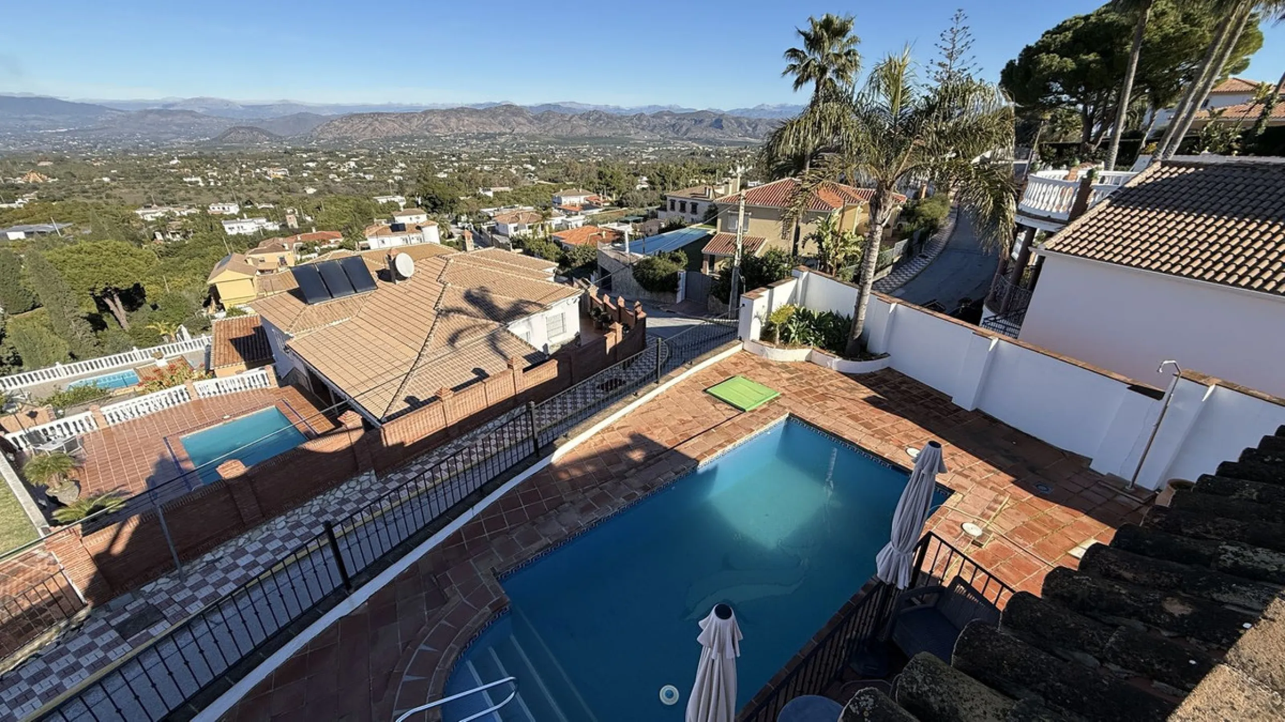 Stunning detached villa with incredible views to the Mijas mountains and Guadalhorce valley, situated between the villages of Alhaurín El Grande and Alhaurín de la Torre, plus only a 5-minute walk to Lauro Golf.