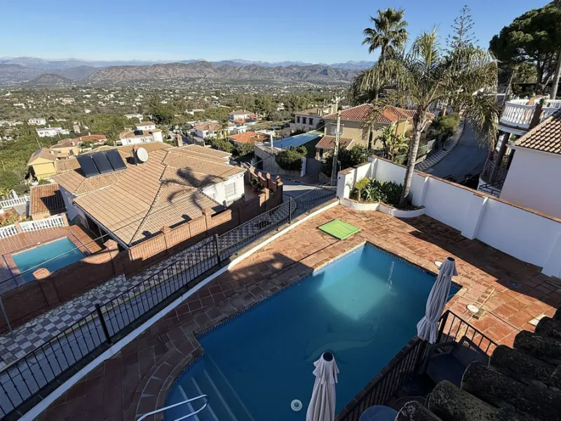 Stunning detached villa with incredible views to the Mijas mountains and Guadalhorce valley, situated between the villages of Alhaurín El Grande and Alhaurín de la Torre, plus only a 5-minute walk to Lauro Golf.