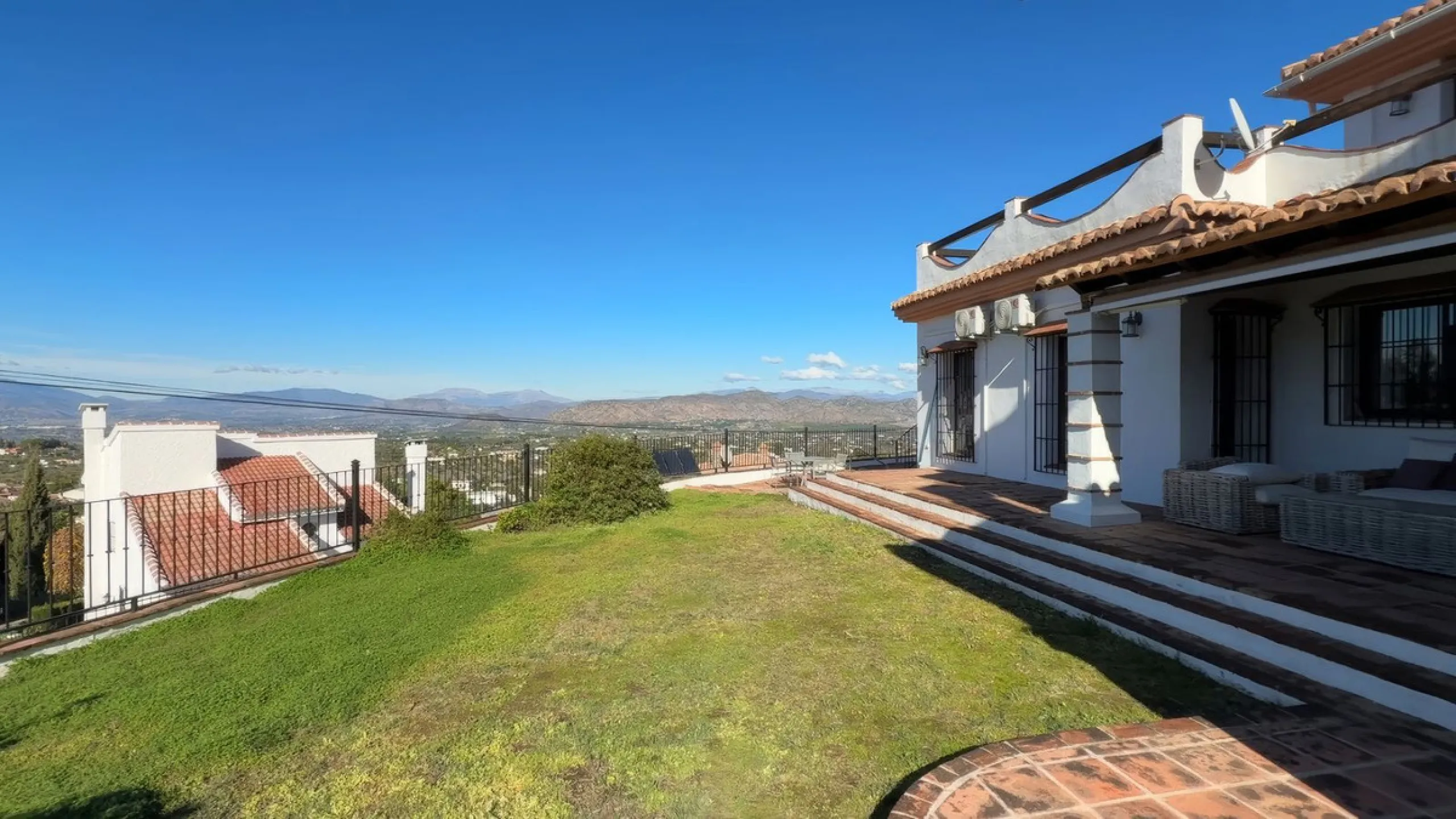 Stunning detached villa with incredible views to the Mijas mountains and Guadalhorce valley, situated between the villages of Alhaurín El Grande and Alhaurín de la Torre, plus only a 5-minute walk to Lauro Golf.