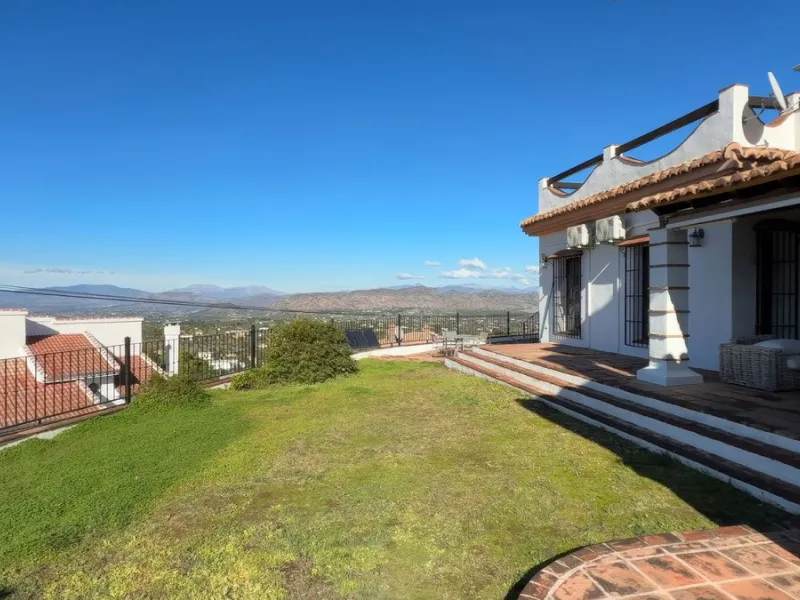 Stunning detached villa with incredible views to the Mijas mountains and Guadalhorce valley, situated between the villages of Alhaurín El Grande and Alhaurín de la Torre, plus only a 5-minute walk to Lauro Golf.