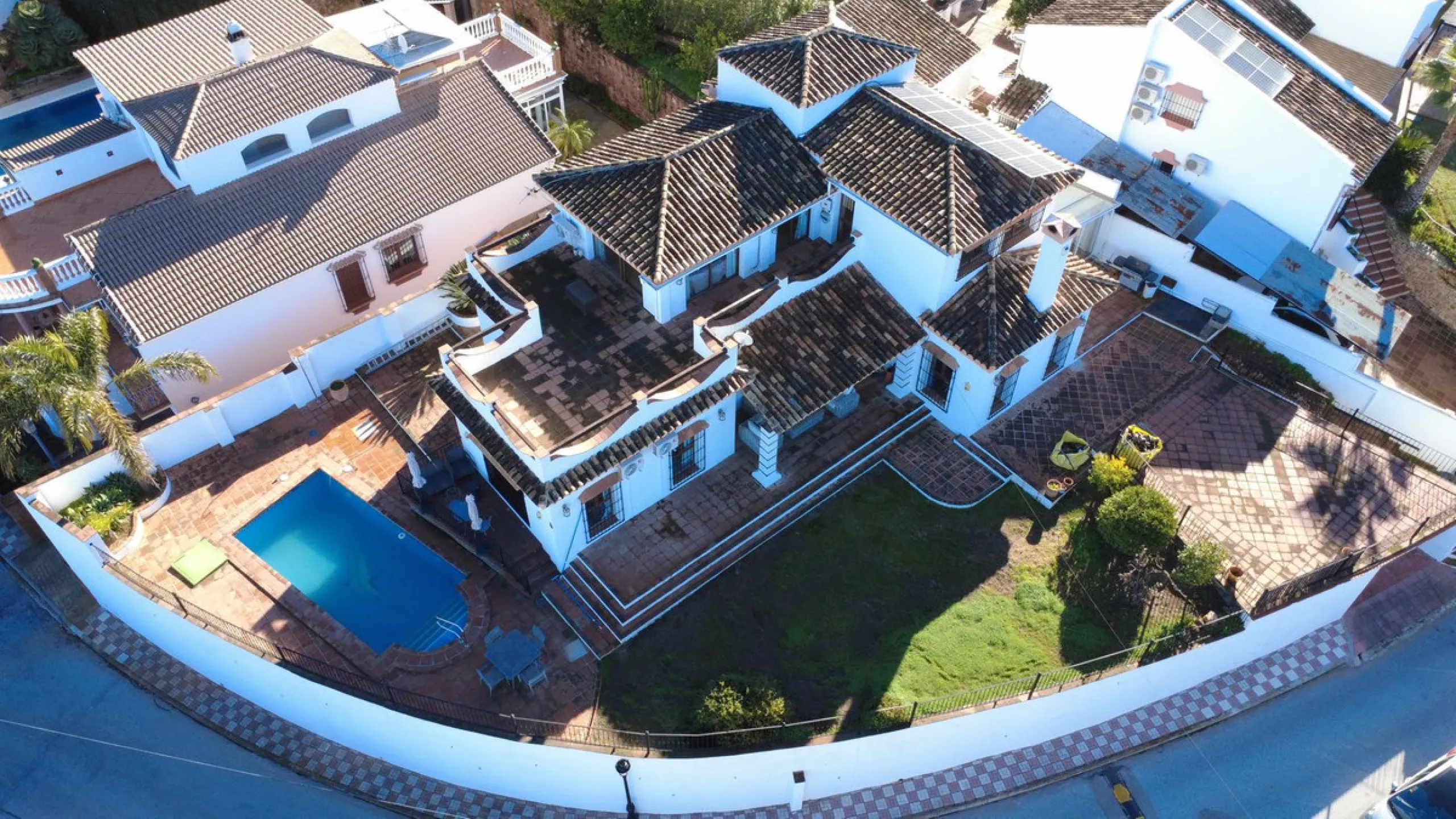 Stunning detached villa with incredible views to the Mijas mountains and Guadalhorce valley, situated between the villages of Alhaurín El Grande and Alhaurín de la Torre, plus only a 5-minute walk to Lauro Golf.