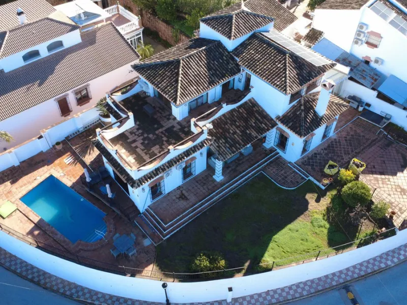 Stunning detached villa with incredible views to the Mijas mountains and Guadalhorce valley, situated between the villages of Alhaurín El Grande and Alhaurín de la Torre, plus only a 5-minute walk to Lauro Golf.