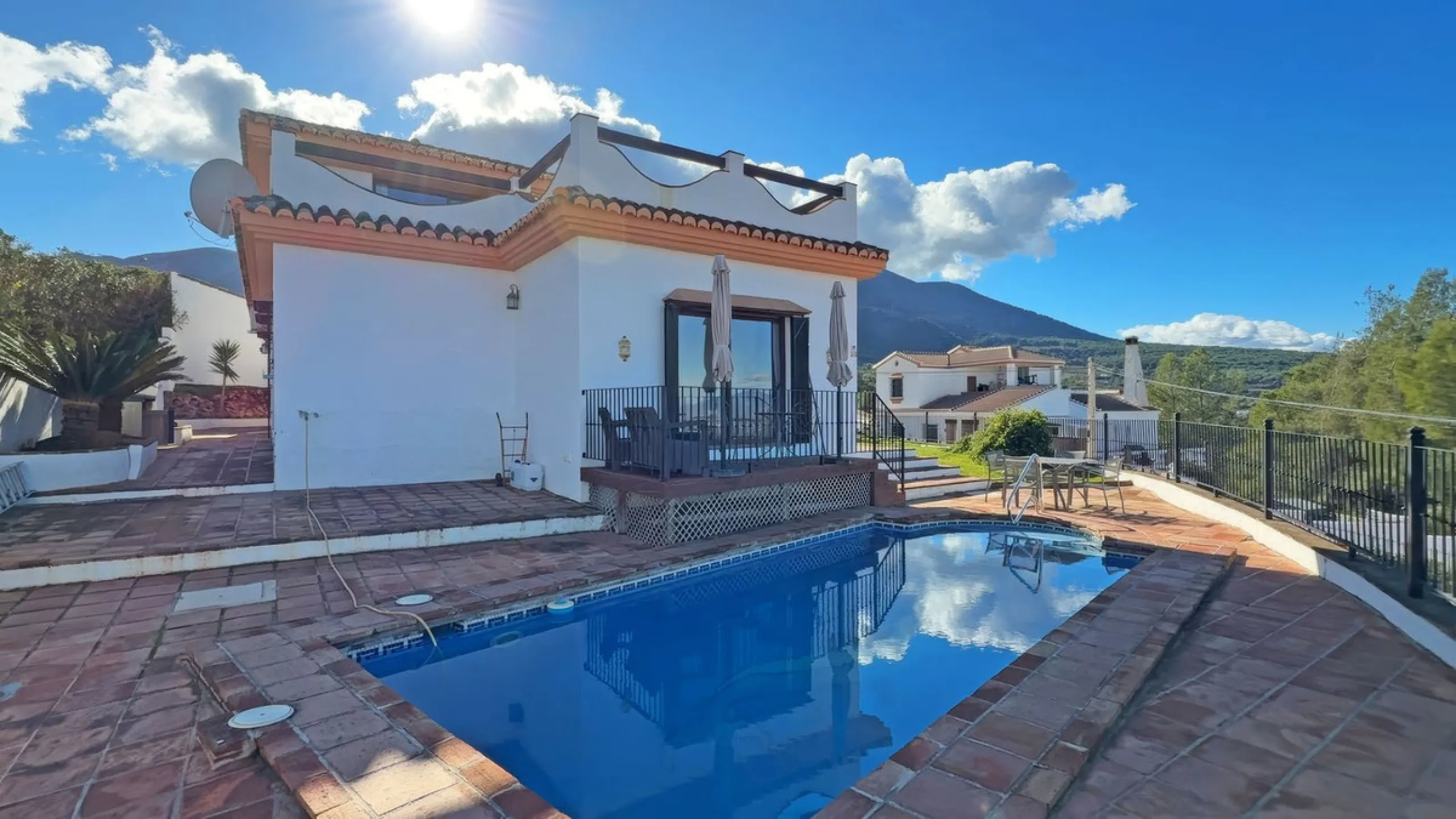 Stunning detached villa with incredible views to the Mijas mountains and Guadalhorce valley, situated between the villages of Alhaurín El Grande and Alhaurín de la Torre, plus only a 5-minute walk to Lauro Golf.