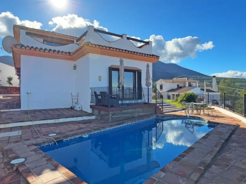 Stunning detached villa with incredible views to the Mijas mountains and Guadalhorce valley, situated between the villages of Alhaurín El Grande and Alhaurín de la Torre, plus only a 5-minute walk to Lauro Golf.