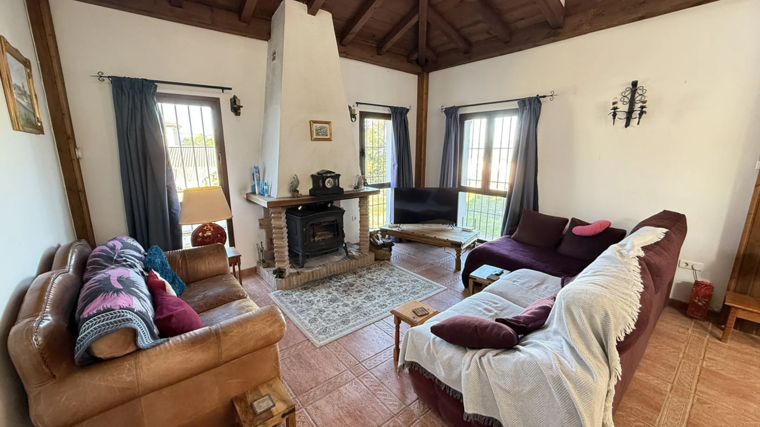 Stunning detached villa with incredible views to the Mijas mountains and Guadalhorce valley, situated between the villages of Alhaurín El Grande and Alhaurín de la Torre, plus only a 5-minute walk to Lauro Golf.